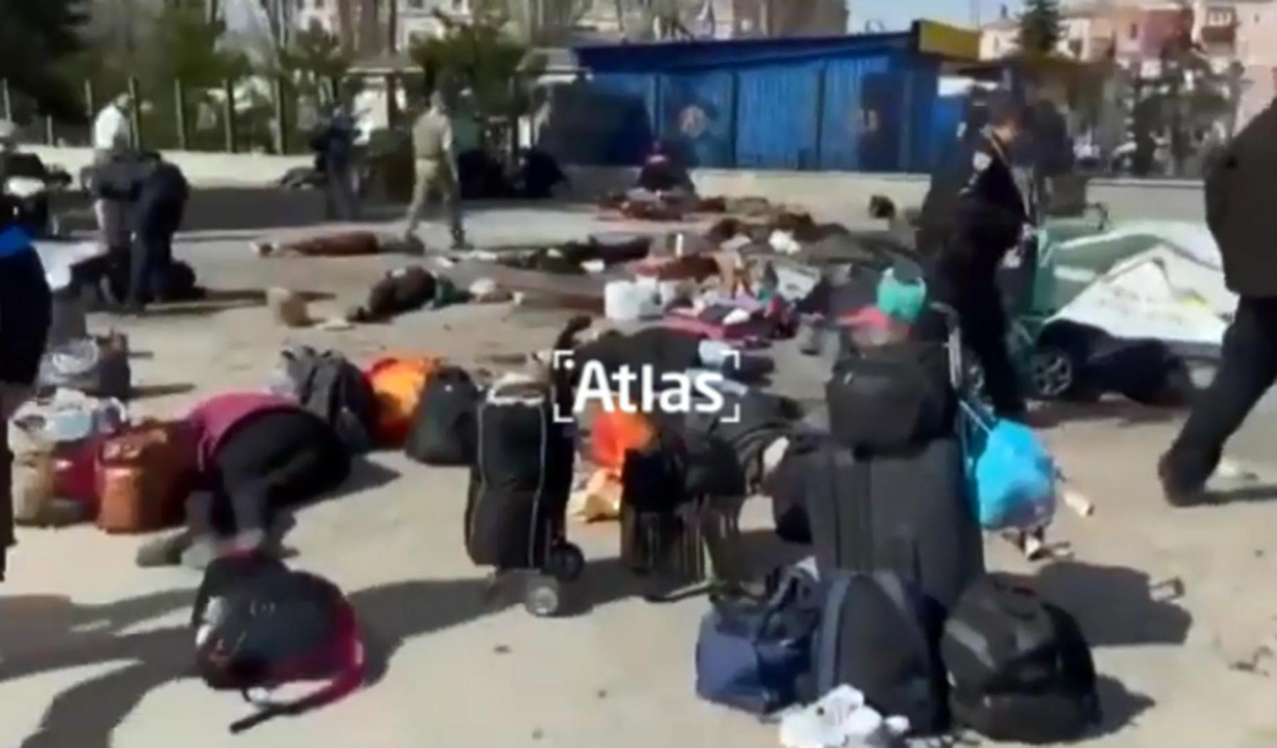 Un vídeo hecho público por el Ministerio de Defensa ucraniano muestra los cuerpos sin vida de decenas de personas en los accesos a la estación de trenes de Kramatorsk tras sufrir el impacto de un misil ruso. Más de 30 personas han muerto y cerca de 100 han resultado heridas.