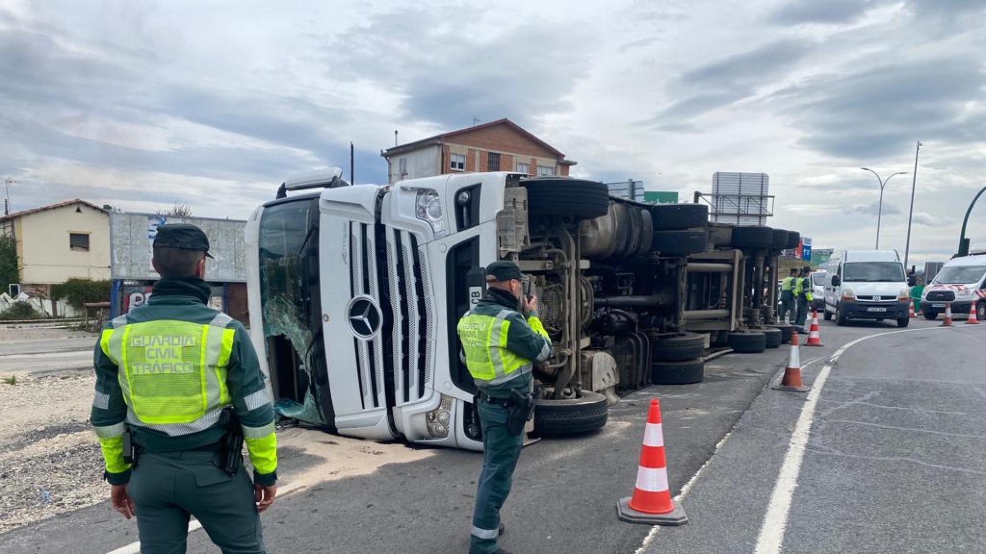 El camión, volcado tras la salida de vía