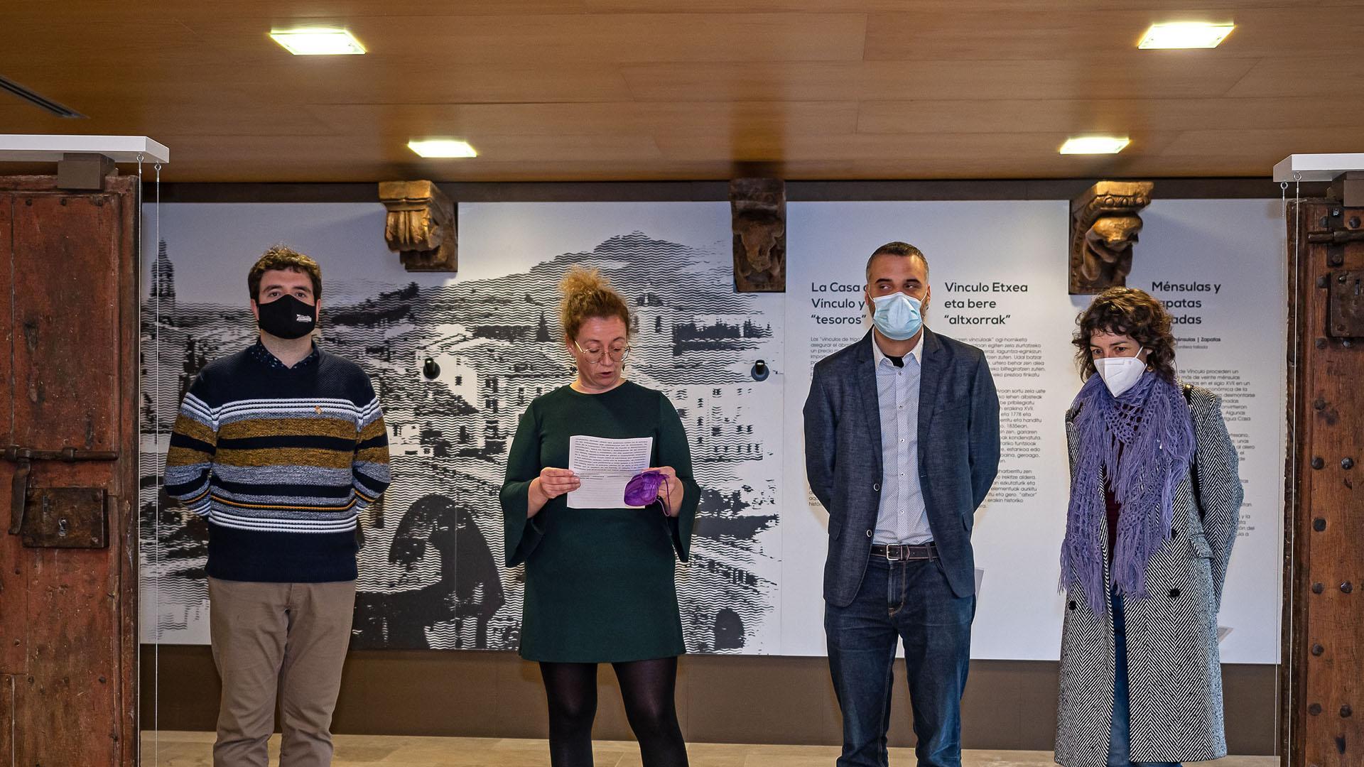 Desde la izda., Aitor Pérez. Ixone Esquíroz, Oihan Mendo y Beatriz Gallego en el acto inaugural