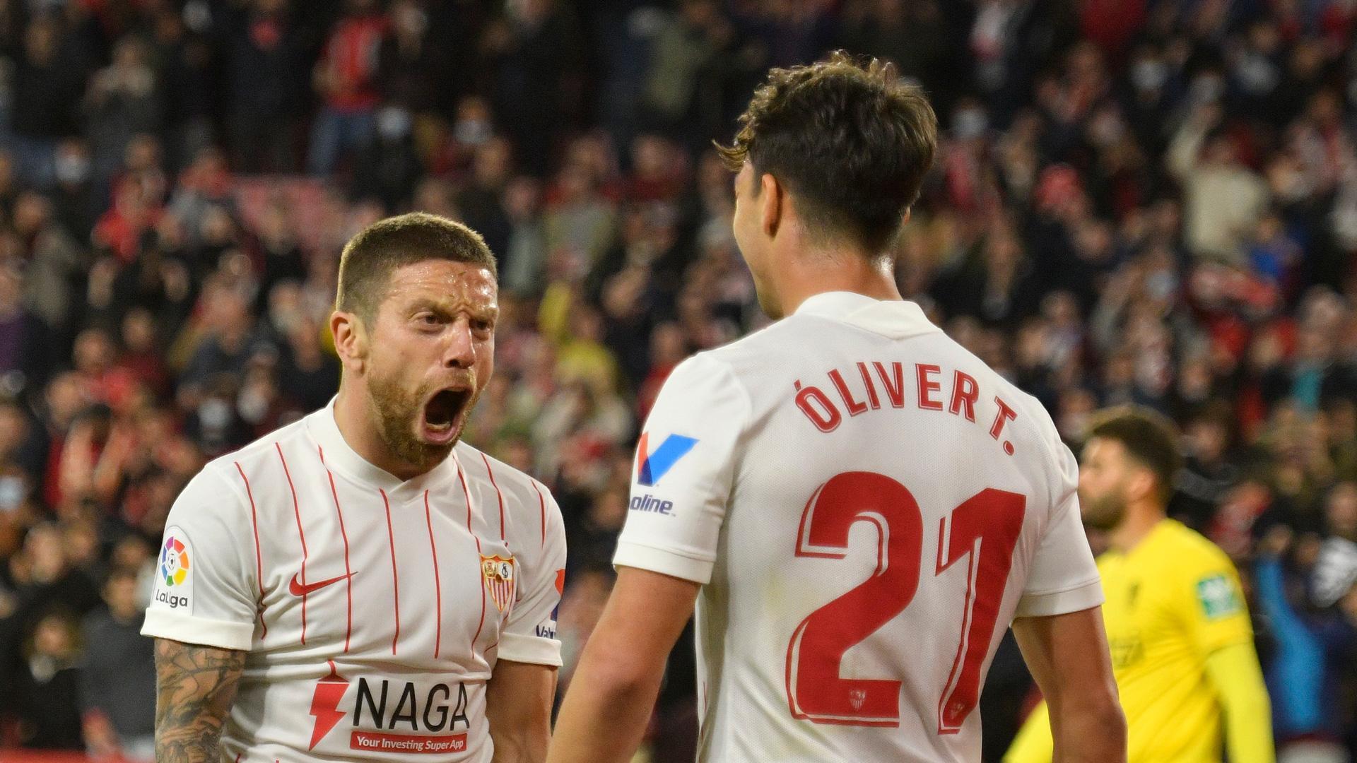 El centrocampista del Sevilla Papu Gómez (i) celebra con Oliver Torres tras marcar el cuarto gol ante el Granada, durante el partido de Liga en Primera División ante el Sevilla