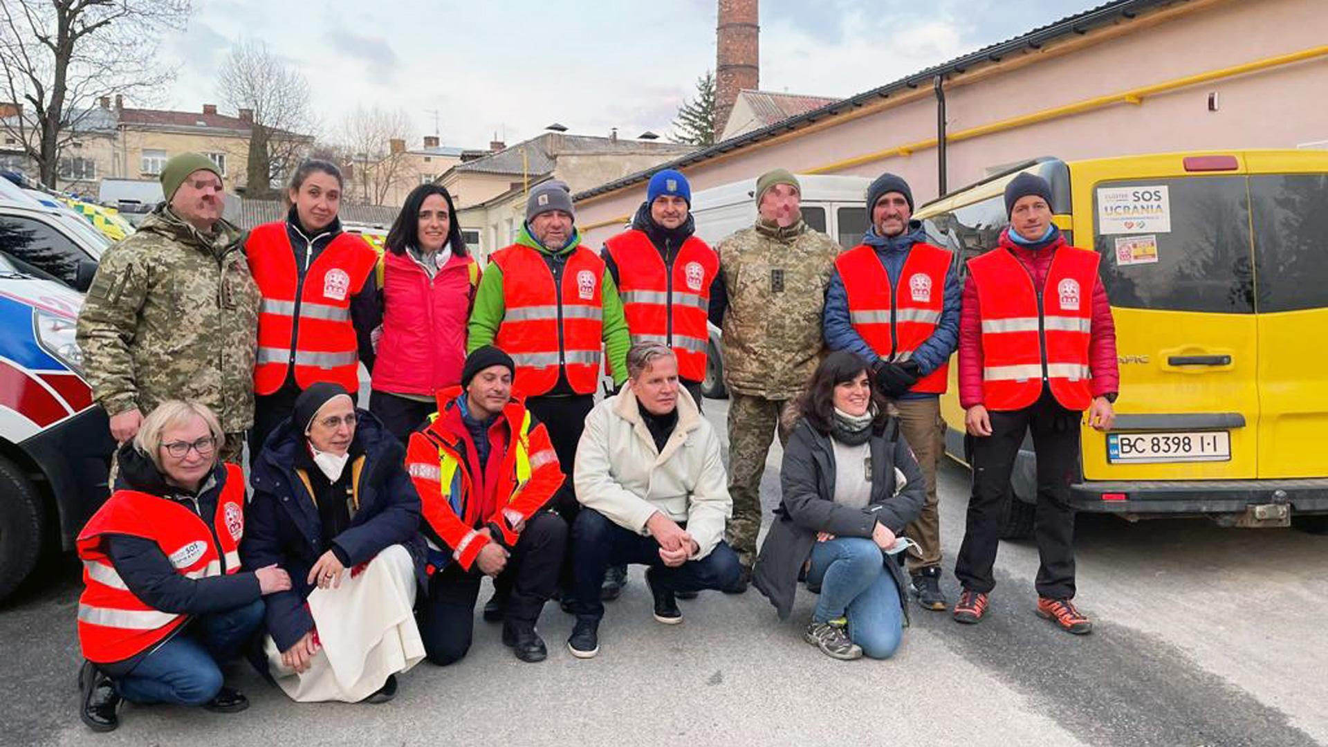 Representantes del clúster SOS Ucranian entregaron dos ambulancias en Leopolis