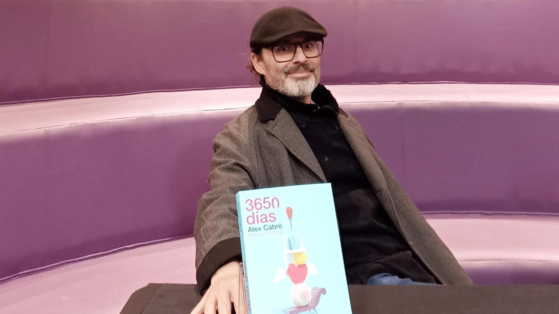 Alex Cabré, con su libro, en la librería Elkar