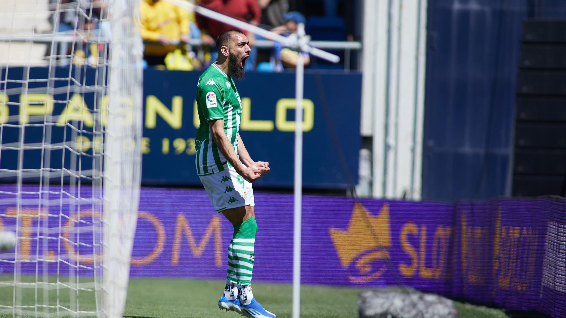 Borja Iglesias celebra su gol contra el Cádiz