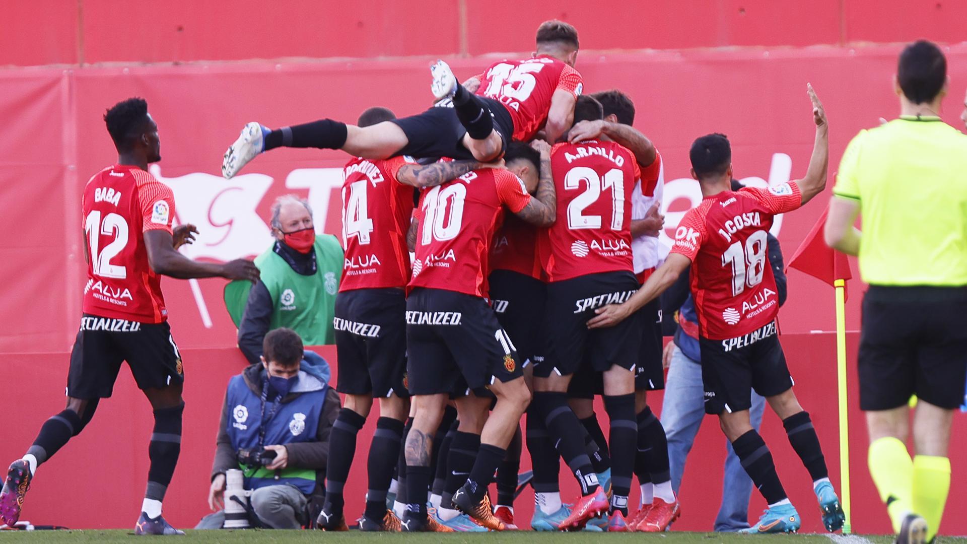 Piña de los jugadores del Mallorca tras el tanto anotado desde los once metros por Muriqi