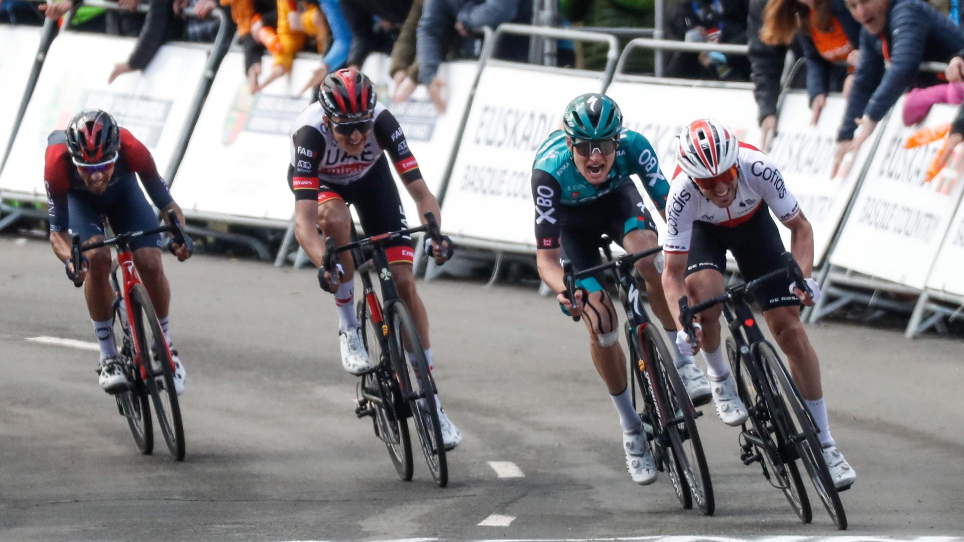 El corredor del Cofidis, Ion Izagirre (d), se proclama vencedor en el alto de Arrate, durante la sexta etapa de la Itzulia