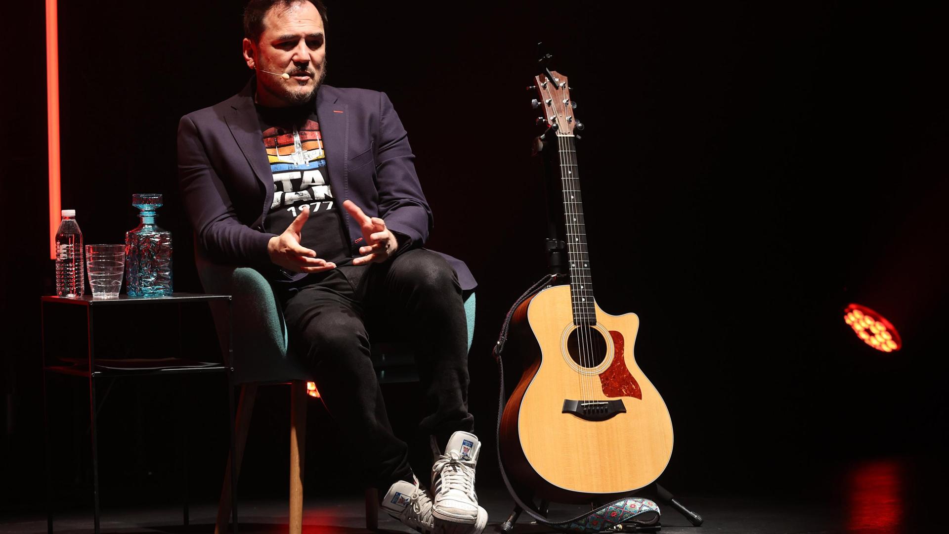 Ismael Serrano, en una de las entrevistas ficcionadas que combinó con las canciones.