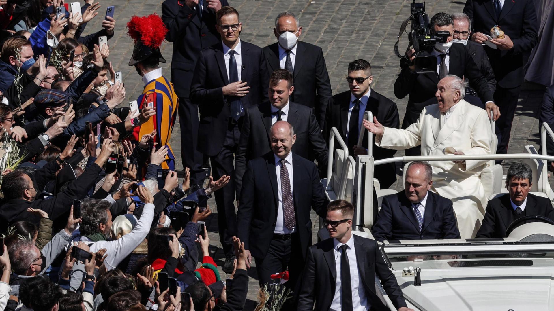 El papa Francisco saluda a la multitud en la plaza de San Pedro del Vaticano