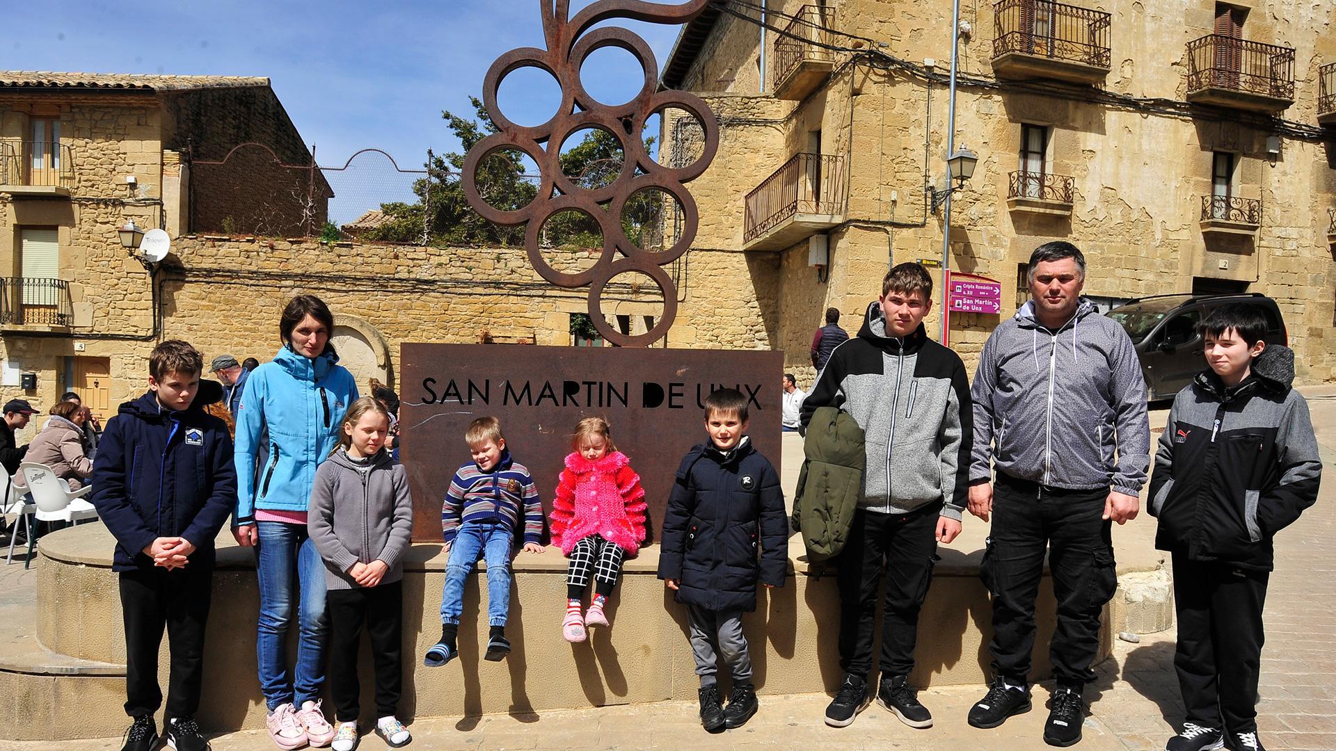 El matrimonio de Olena y Vitaliy, ayer junto a sus siete hijos en San Martín de Unx. De izda. a dcha.: Sasha, de 12 años, Yaroslava (10), Daniel (7), Ania (3), Elisey (7), Kolia (17) e Iliya (11)
