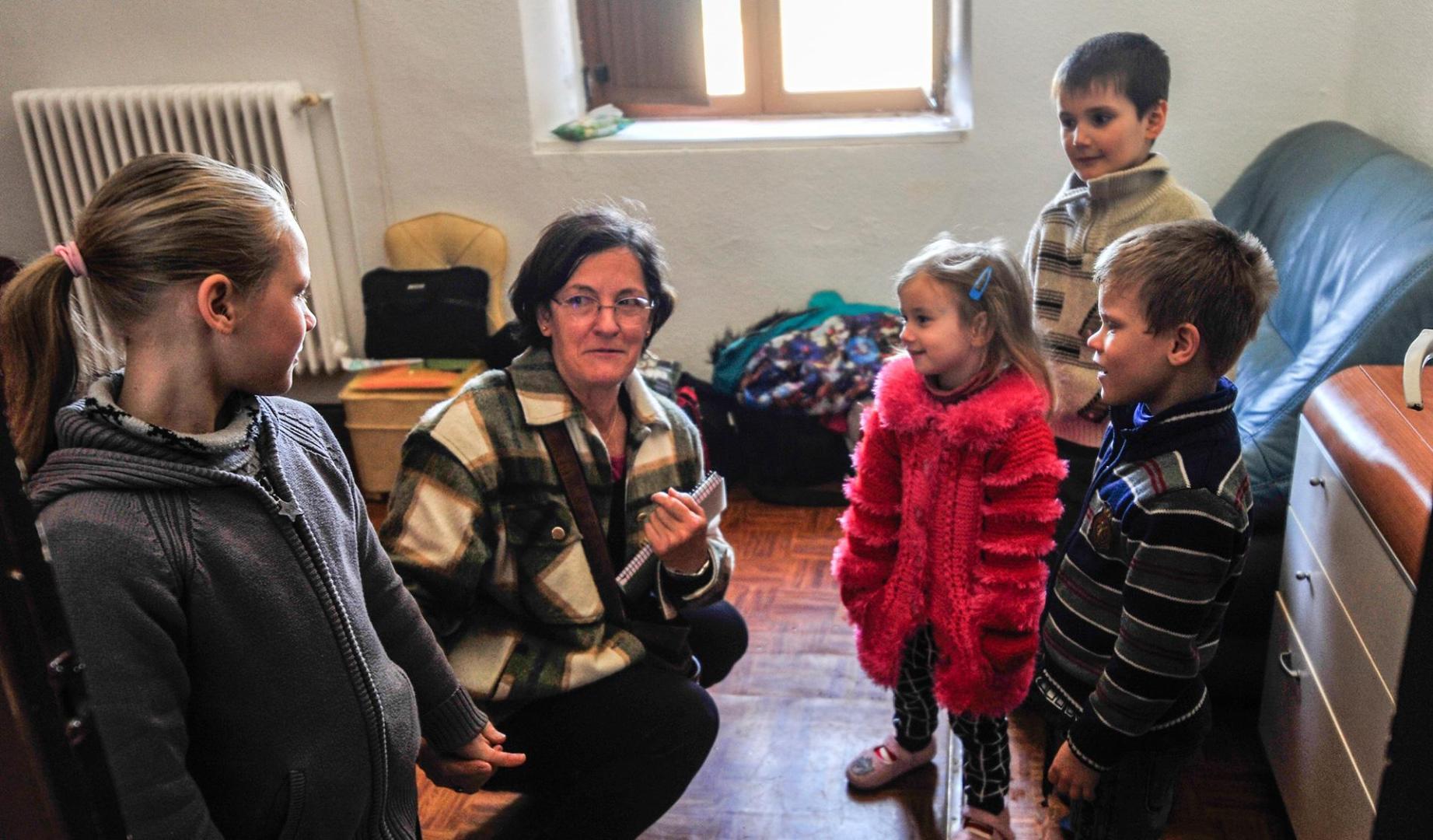 Lourdes Auzmendi, colaboradora del grupo, con Yaroslava, Ania, Elisey y Daniel