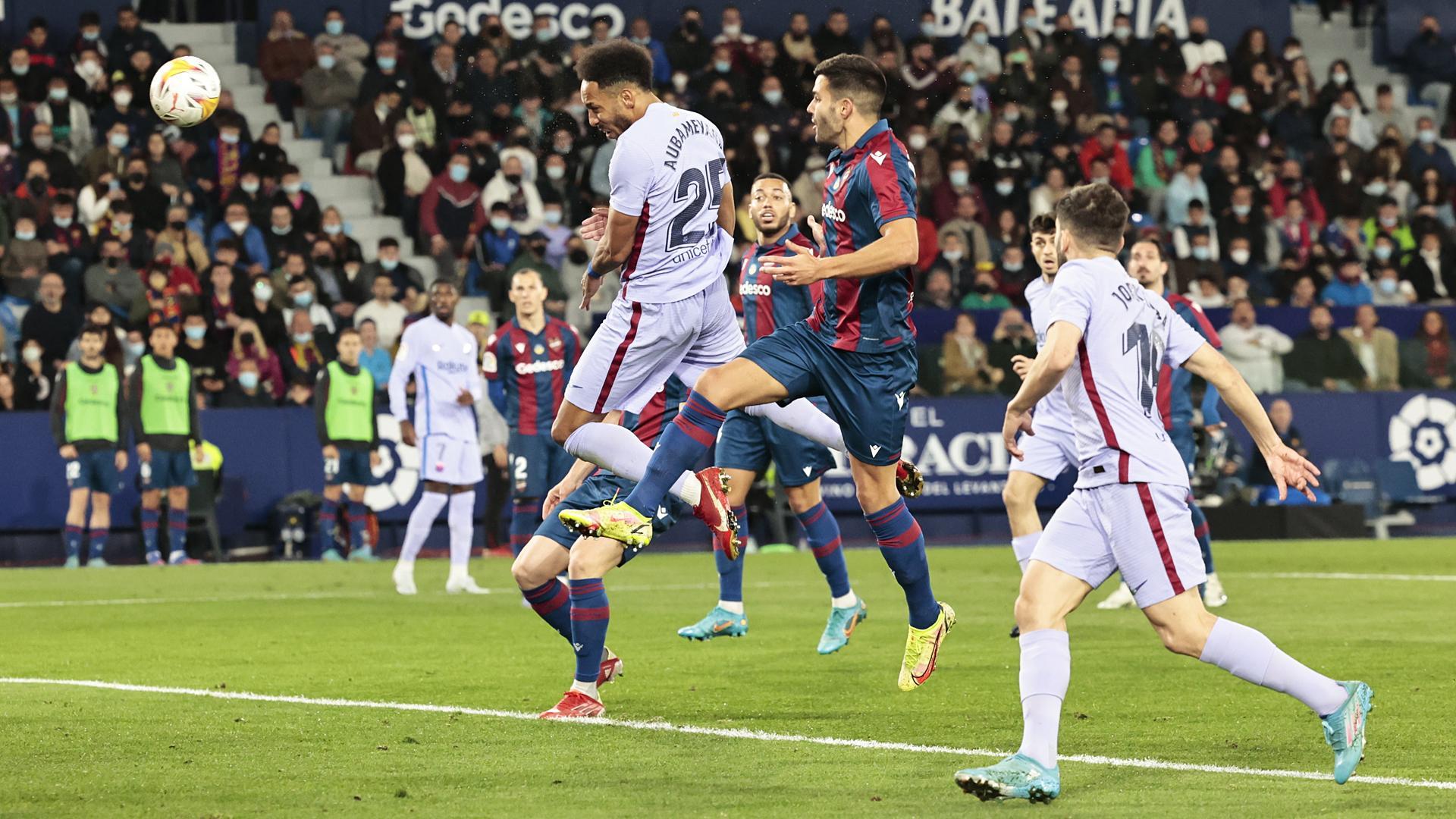 Aubameyang remata de cabeza para poner el 1-1 en el marcador