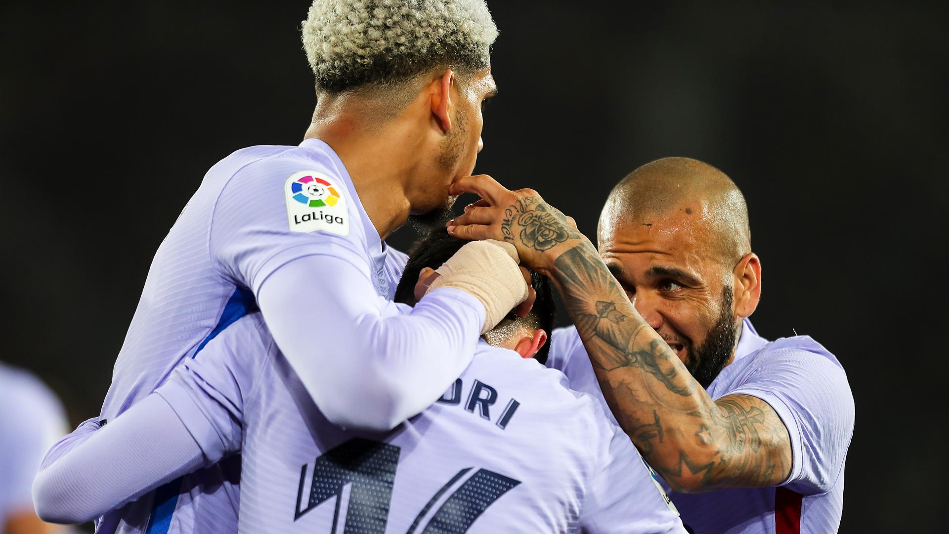 Los jugadores del Barcelona celebran el tanto de Pedri que ponía el 1-2 en el marcador