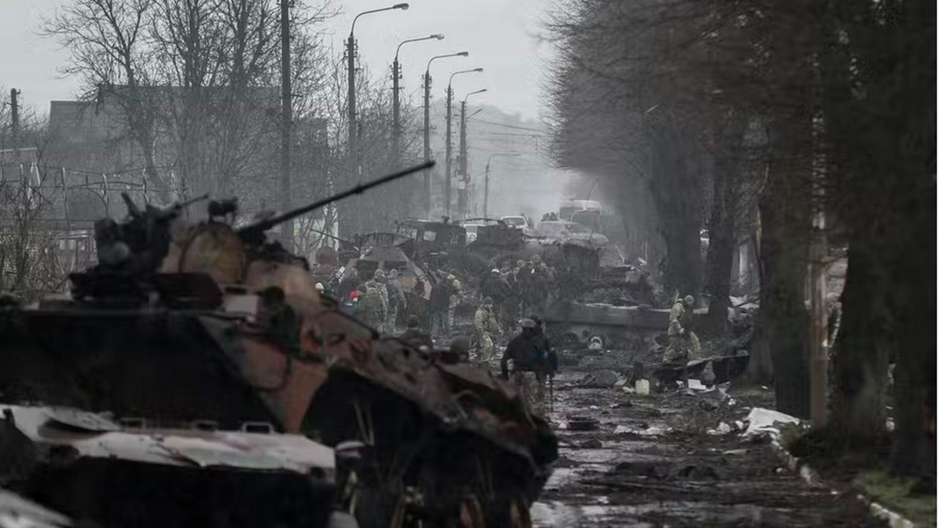 Devastación: Los soldados ucranianos han encontrado espeluznantes pruebas de crímenes de guerra en las zonas que han recuperado de los rusos