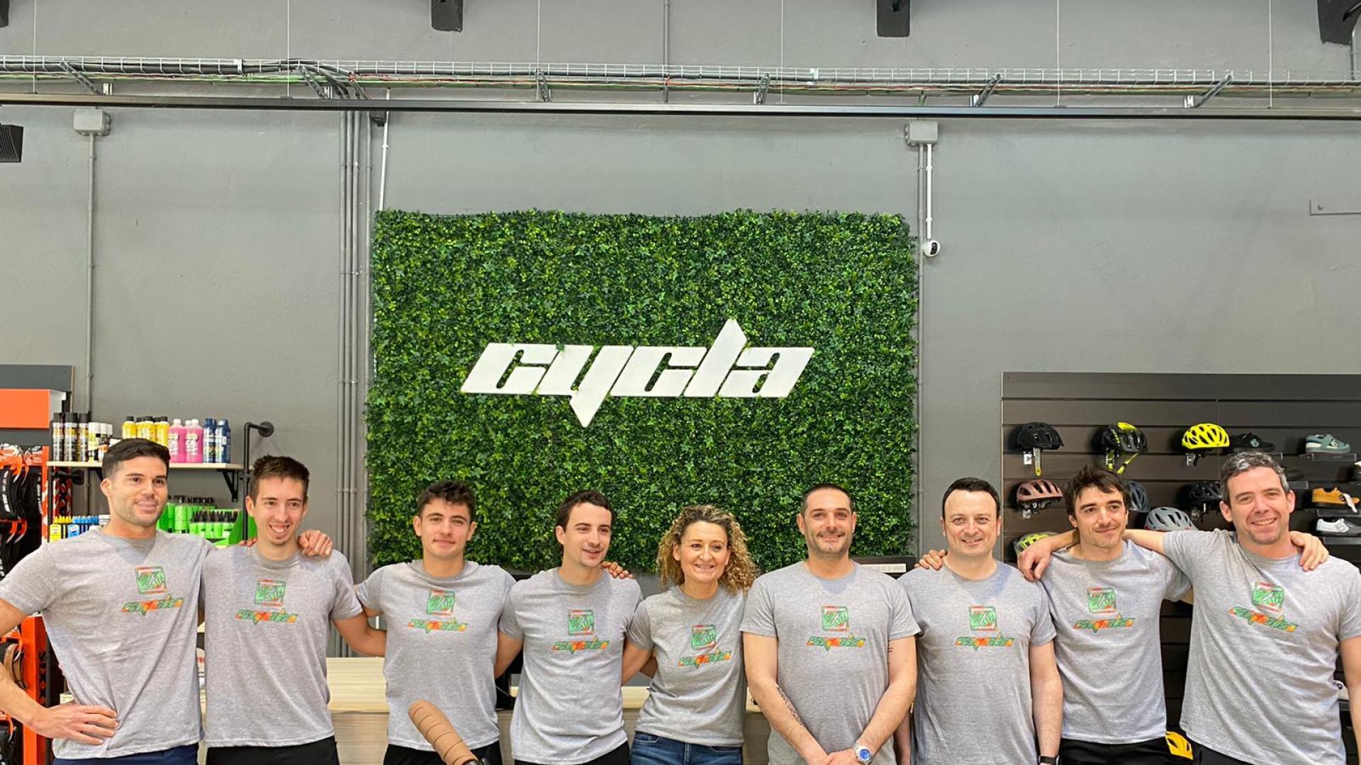 El equipo de Cycla Bikes, en la tienda tienda de Ansoain
