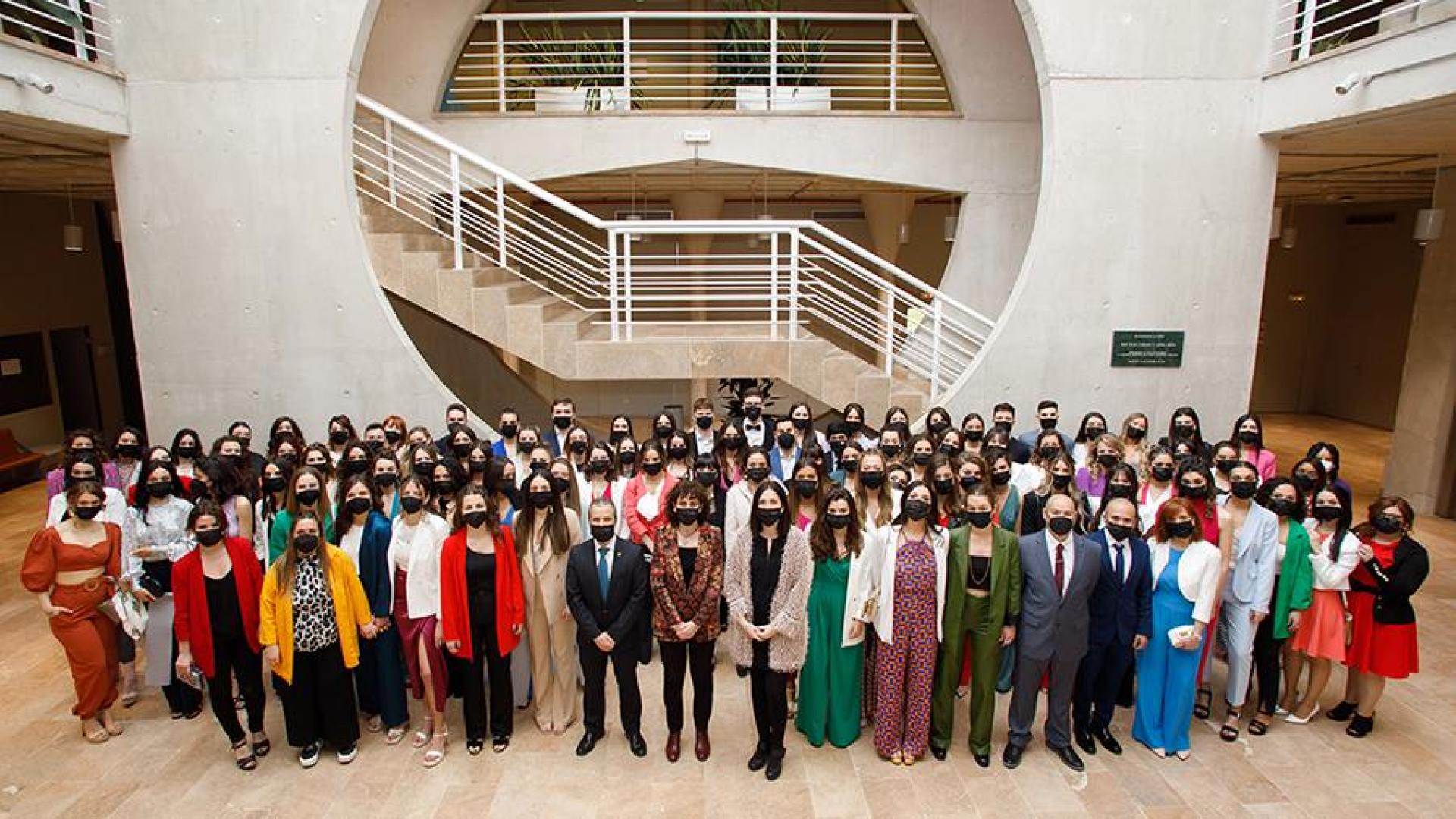 Alumnado de la IX Promoción de Enfermería posa con las autoridades académicas momentos antes de iniciarse la ceremonia
