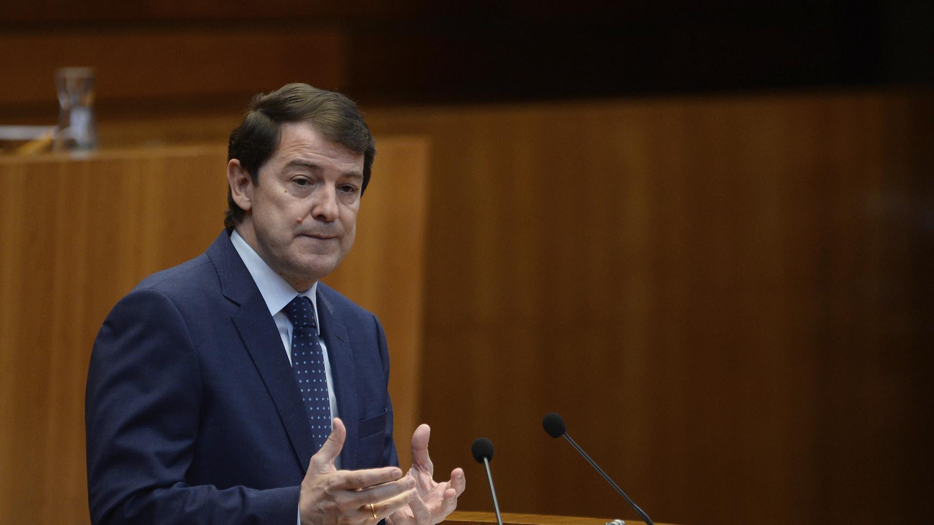 El presidente en funciones de la Junta de Castilla y León, Alfonso Fernández Mañueco, del PP, durante el debate de investidura
