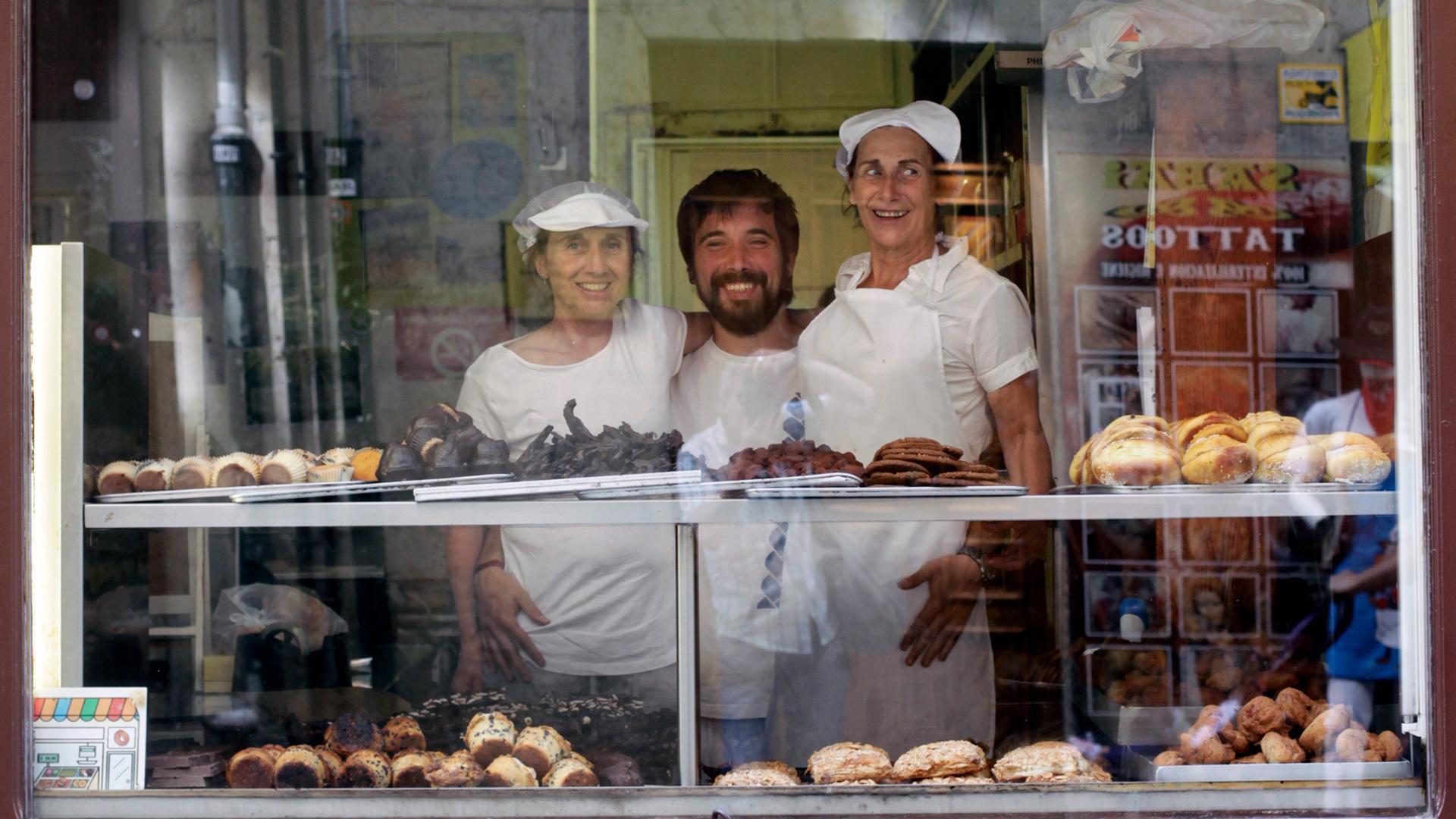 Asun y Lourdes Gómez, con Jon Andueza (hijo de Lourdes), en el escaparate de pastas Beatriz