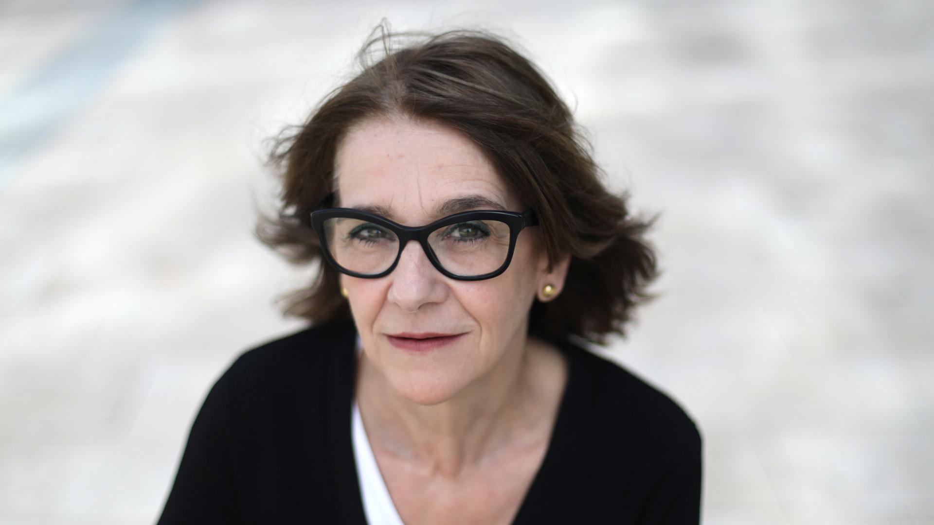 La poeta pamplonesa Maite Pérez Larumbe en una plaza de Pamplona