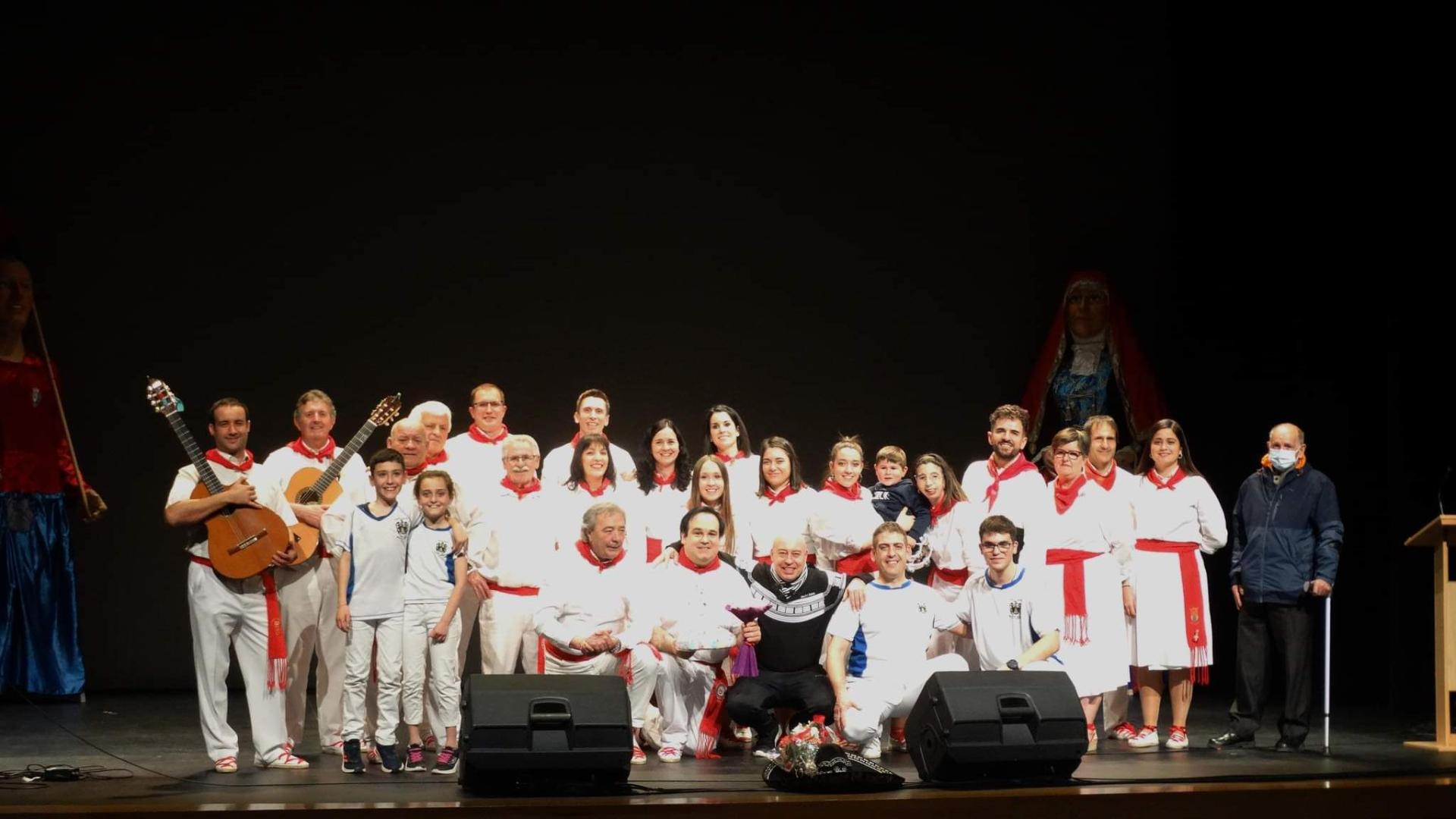 Josu Hernández, rodeado de artistas y amigos que se dieron cita el pasado 9 de abril en el Teatro de Ansoain.