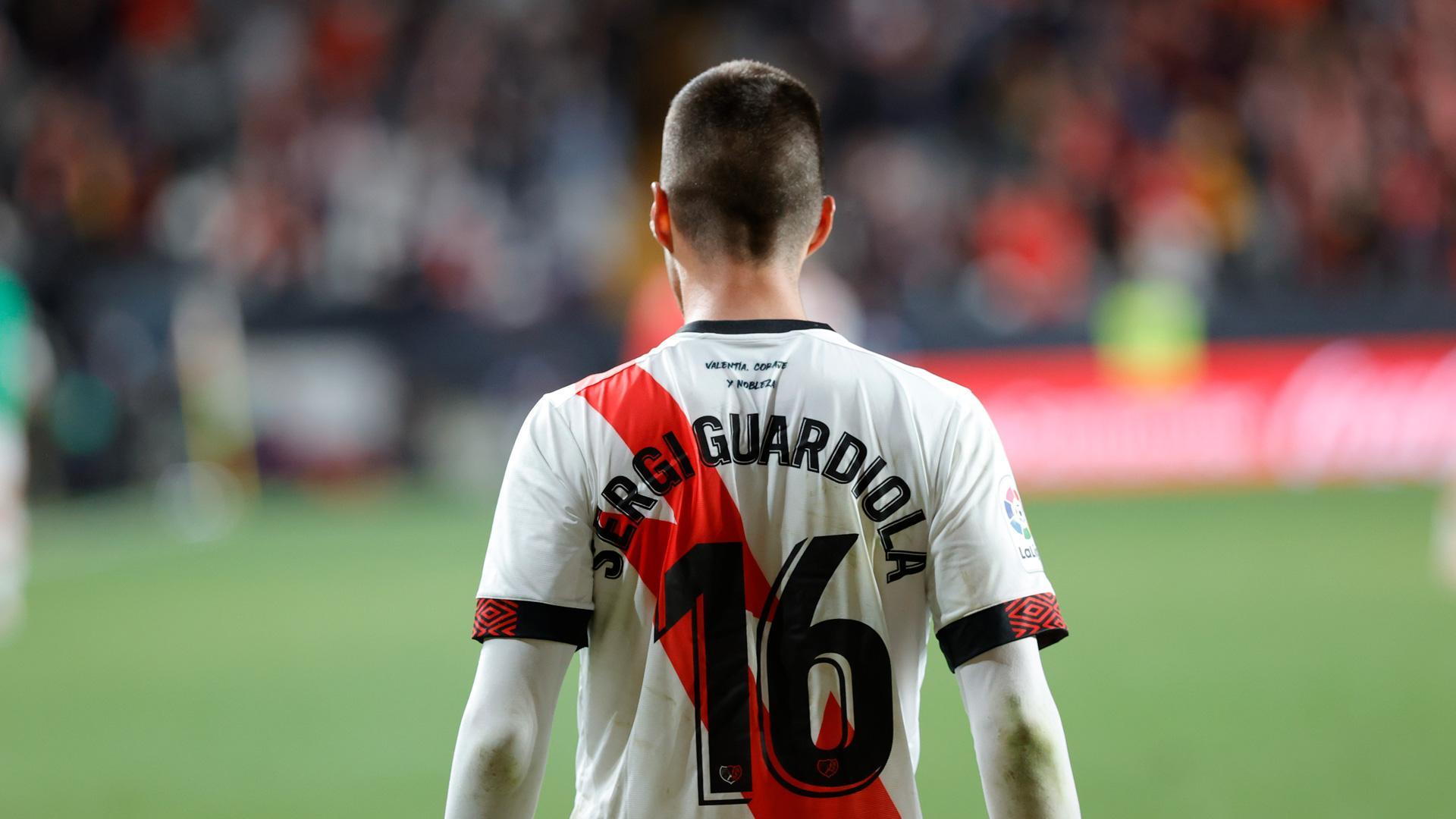 El delantero del Rayo Vallecano Sergi Guardiola celebra tras anotar el 1-1 del empate