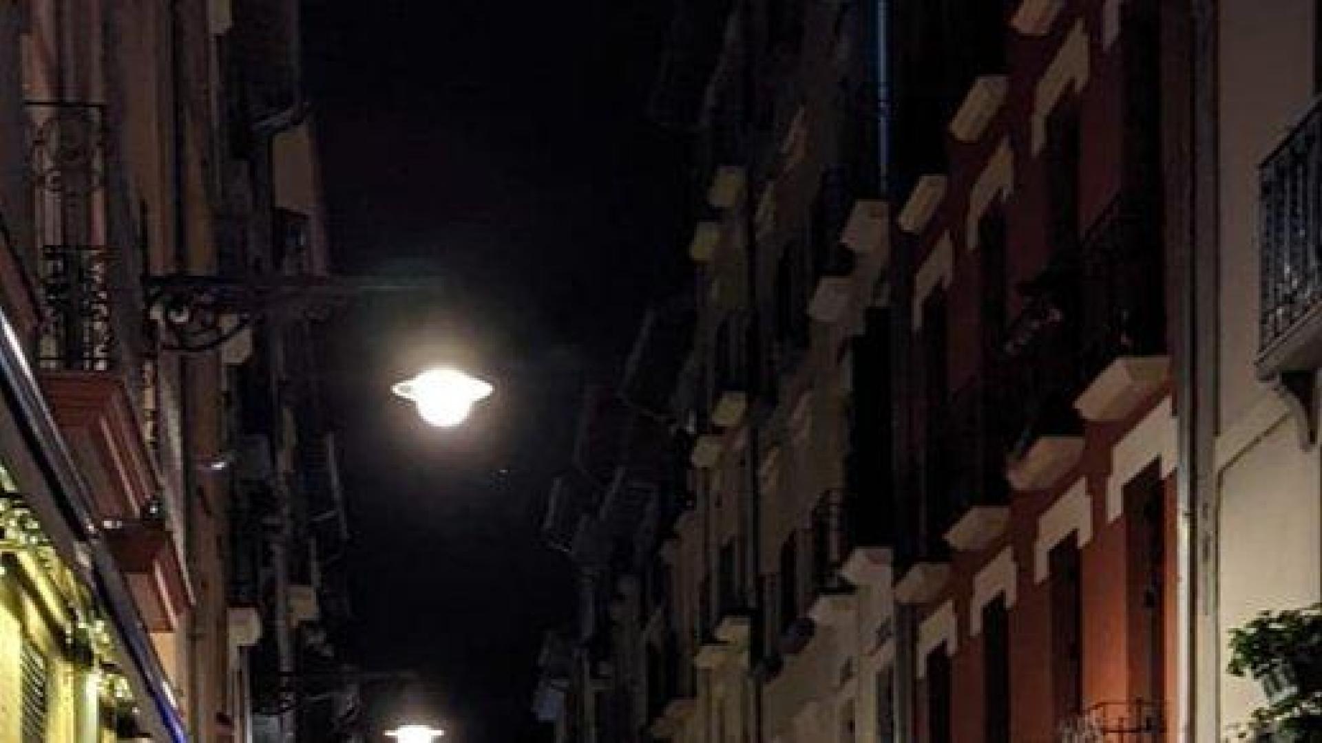 Camión de bomberos que acudió a sofocar el incendio en una vivienda de la calle Tejería de Pamplona