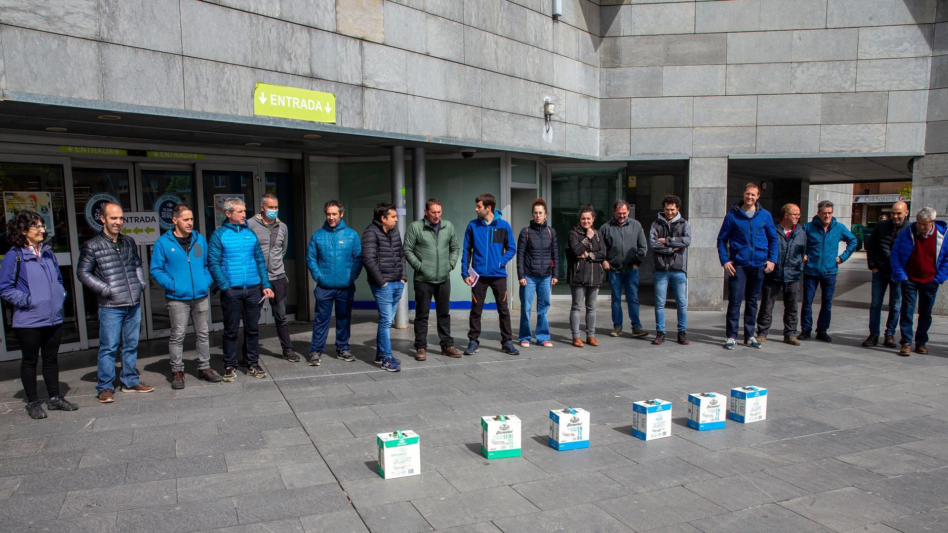 Un momento del acto de protesta de un grupo de ganaderos navarros en Pamplona