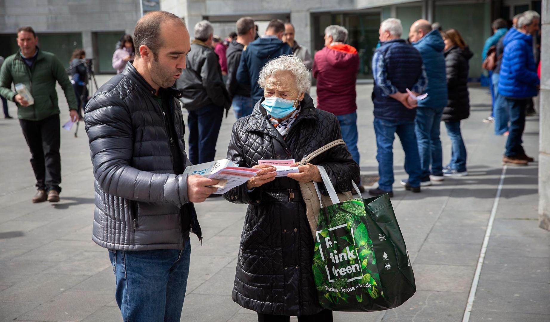 Uno de los ganaderos que ha participado en el acto informa a una mujer