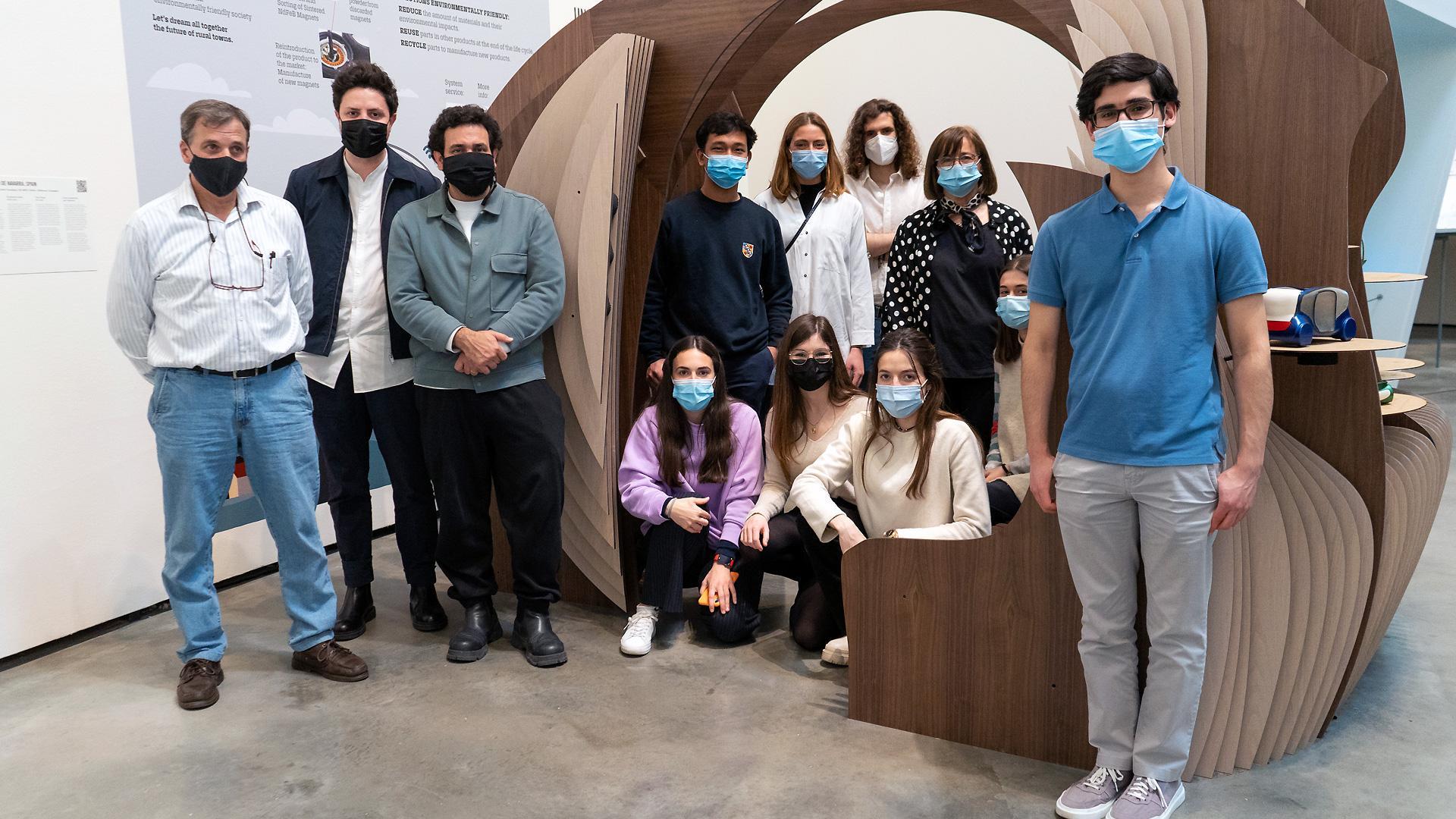Profesores y estudiantes de la Universidad de Navarra, junto a la maqueta expuesta en el Guggenheim. Los profesores Paz Morer, Javier Antón, Fernando Alonso, Aitor Cazón e Iñigo Ordóñez, junto a los alumnos Leyre Fernández, Alaya Galán, Jorge Izaguirre, María Ordiozola, Santiago Pérez, Beatriz Ros, Warren Santiago e Irene Urgidos