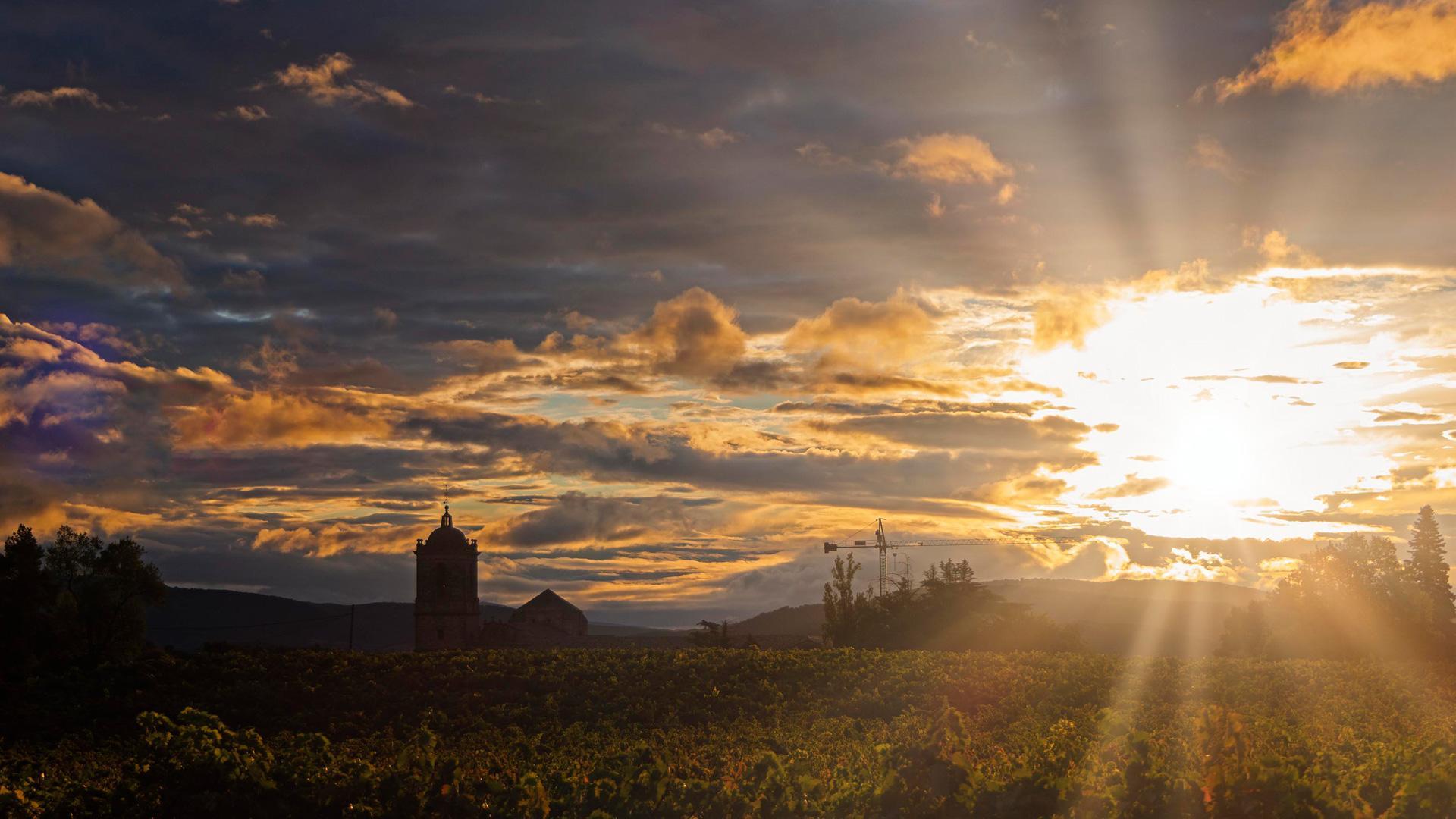 El sol se impone con fuerza en el paisaje, sobre el Monasterio de Irache