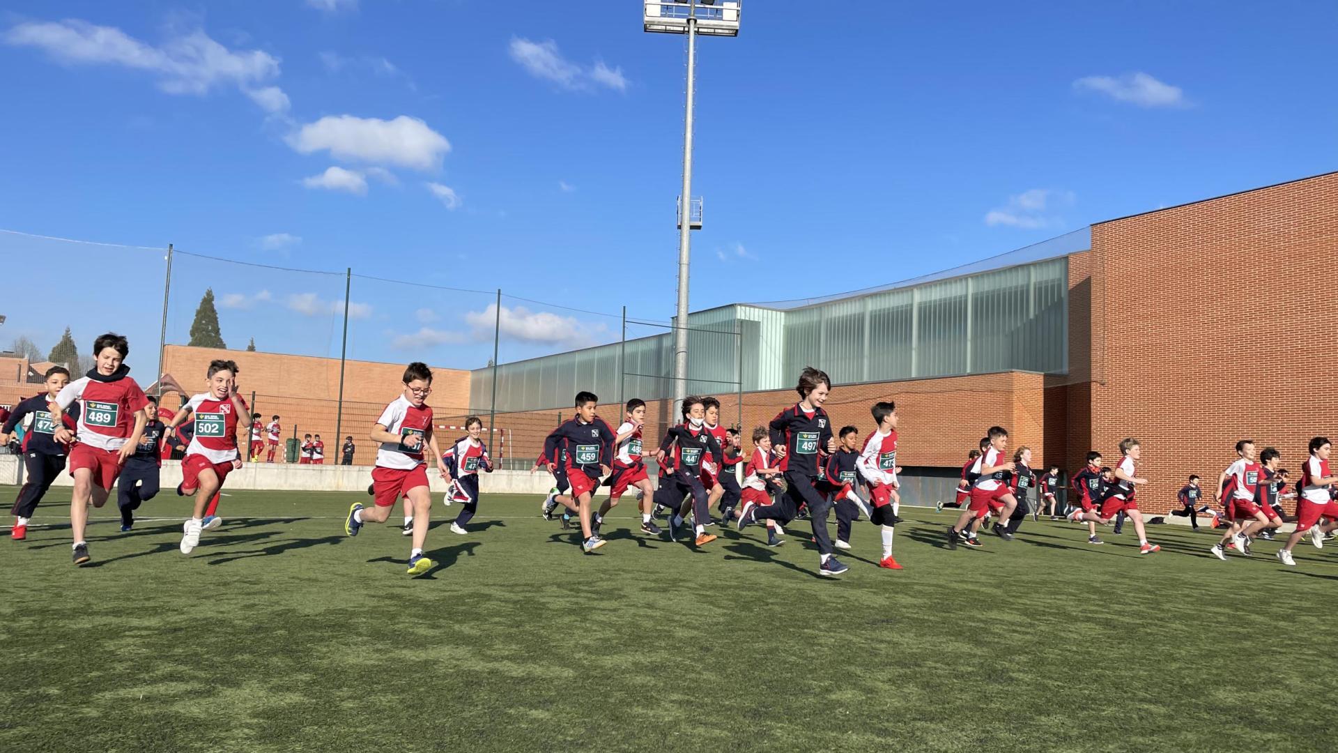 Un grupo de escolares, durante una de las carreras del cross solidario en Irabia-Izaga
