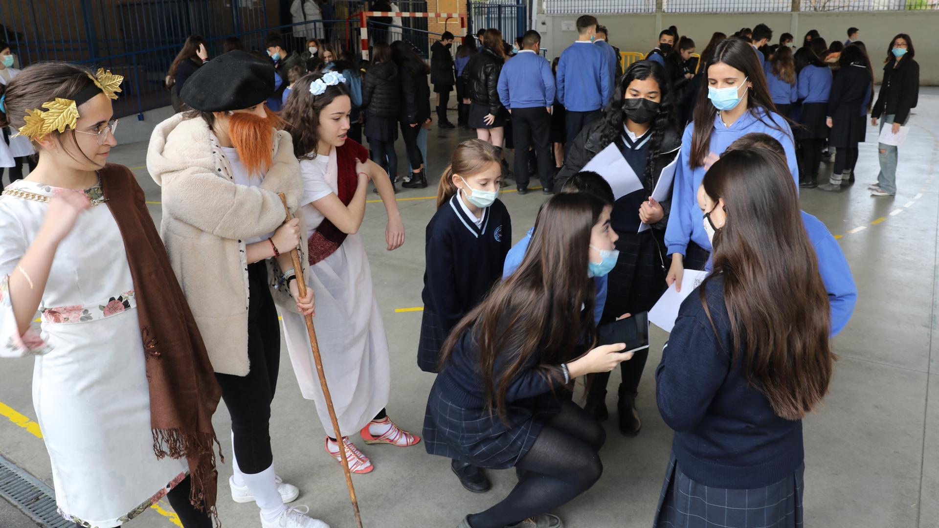 Alumnos italianos y de 4º de ESO del colegio Nuestra Señora del Huerto explican a los de 4º de Primaria el Imperio romano como parte de un proyecto Erasmus+