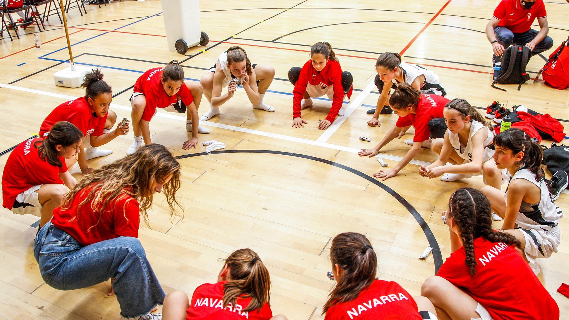 El minibasket femenino calienta en pista con Irina Fuentes, la fisio