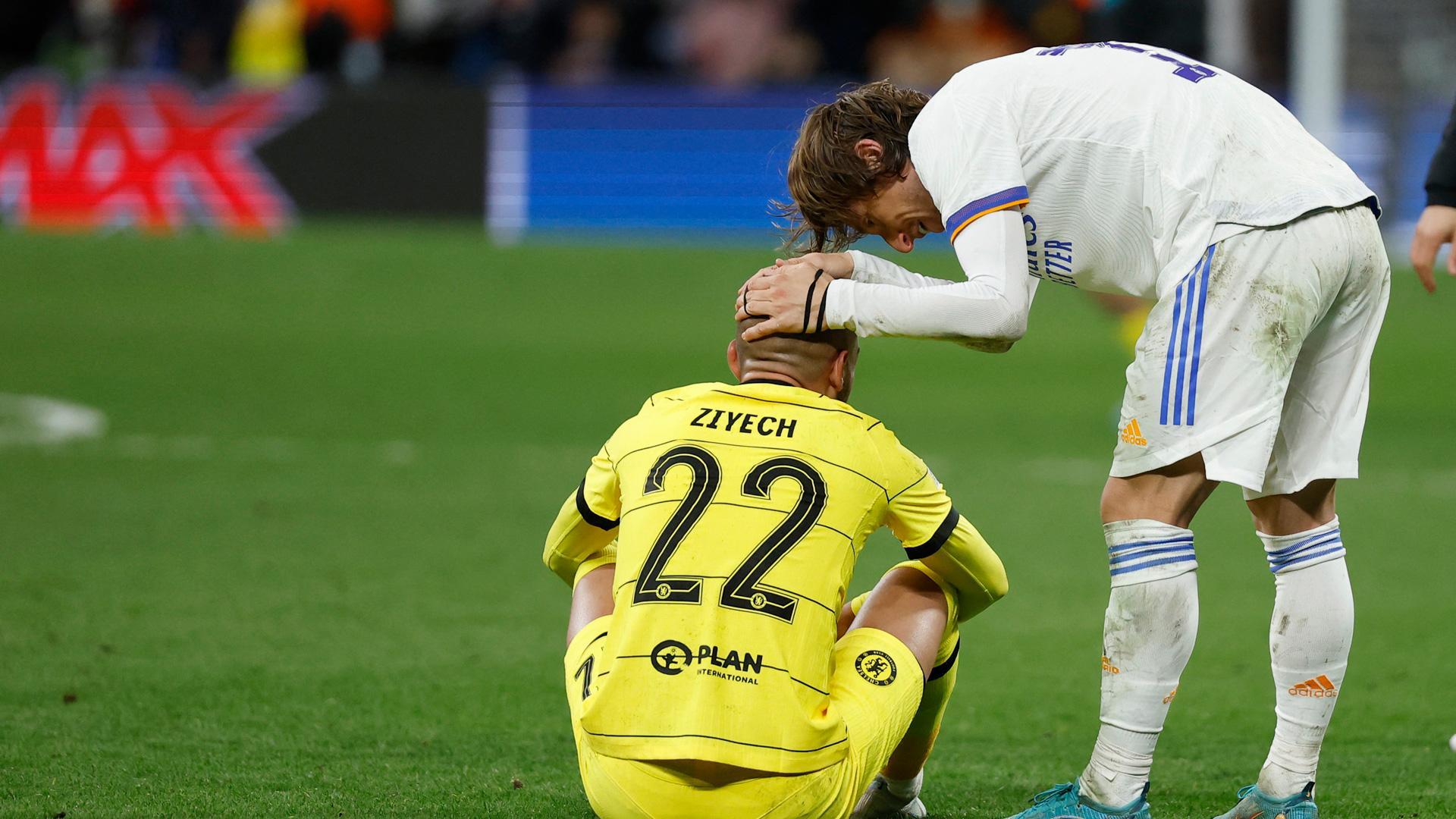 Ziyech y Modric al término del partido en el Bernabéu
