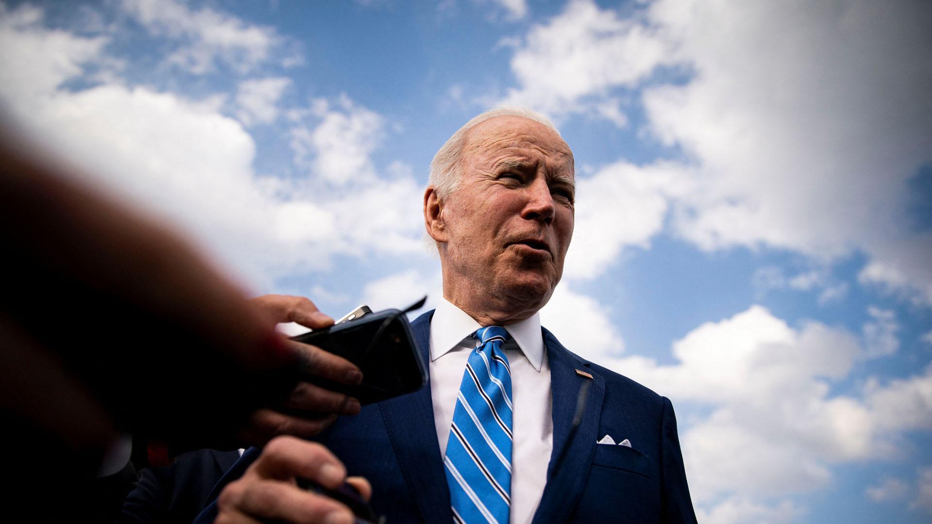 Joe Biden atiende a los periodistas antes de subir al Air Force One este martes