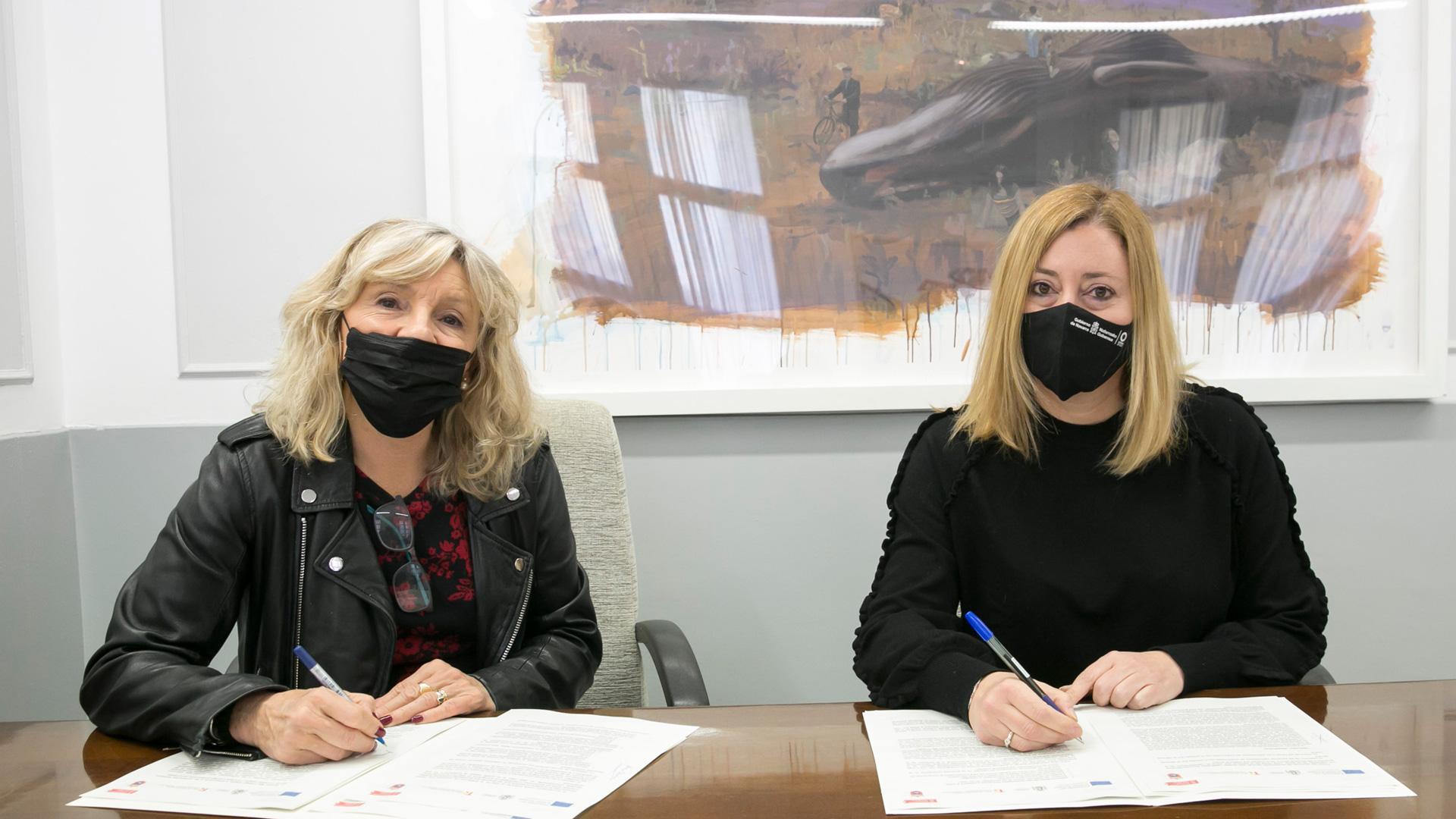 La directora gerente del SNE, Miriam Martón, y la concejala delegada del área de Servicios Sociales, Acción Comunitaria y Deporte del Ayuntamiento, María Caballero, en la firma del convenio