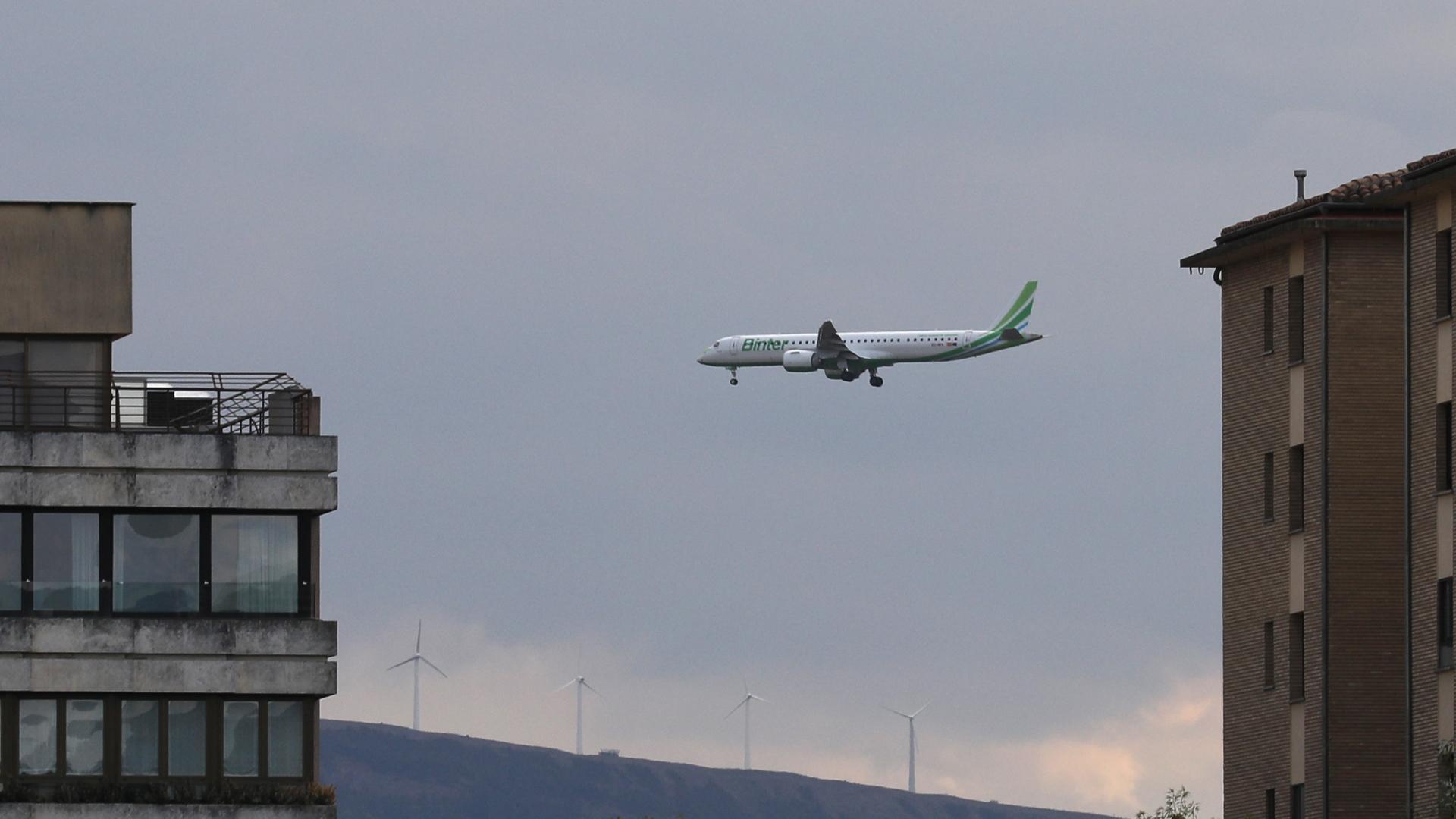 Un avión sobrevuela el cielo de Pamplona