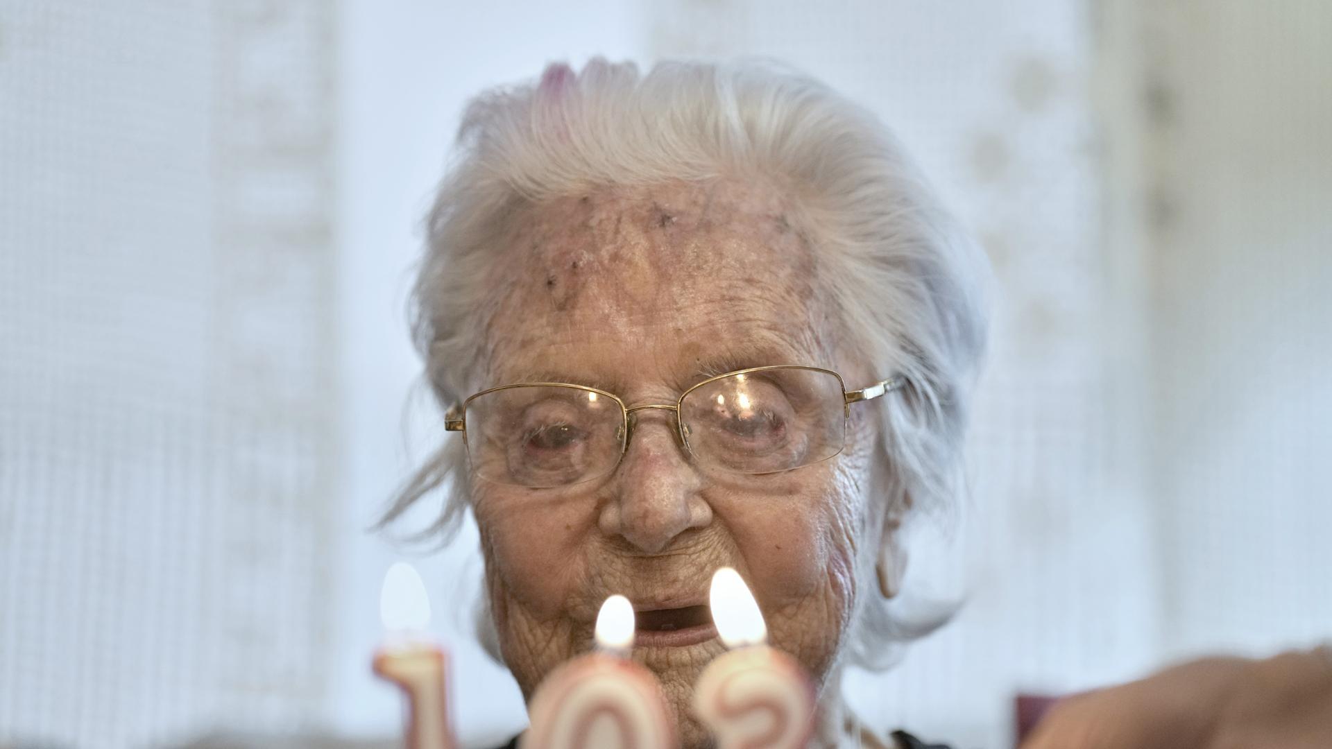 Lolita Laporta sopla las velas del pastel de sus 103 años