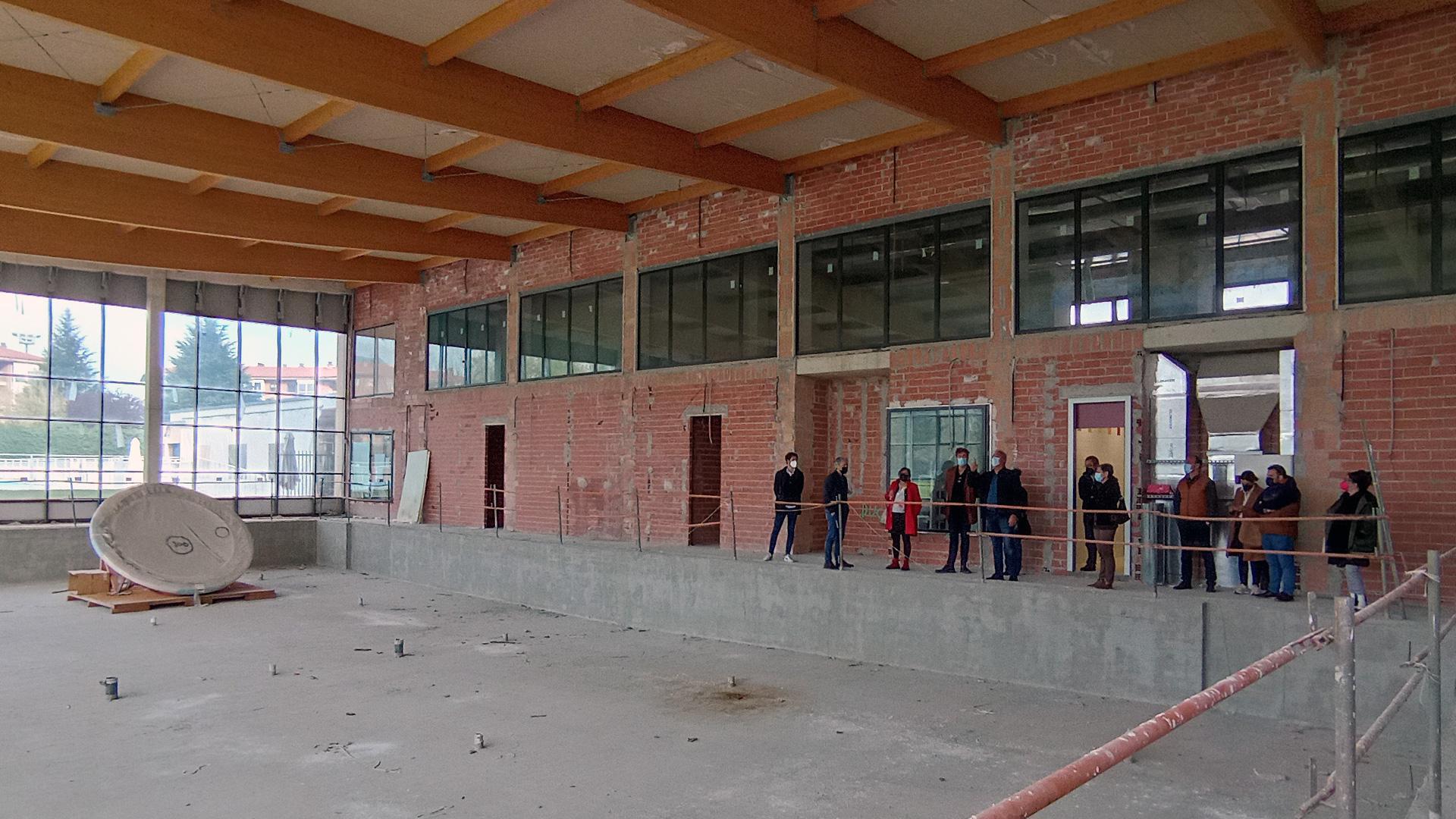 Visita de los parlamentarios a las obras de la piscina cubierta de Beriáin