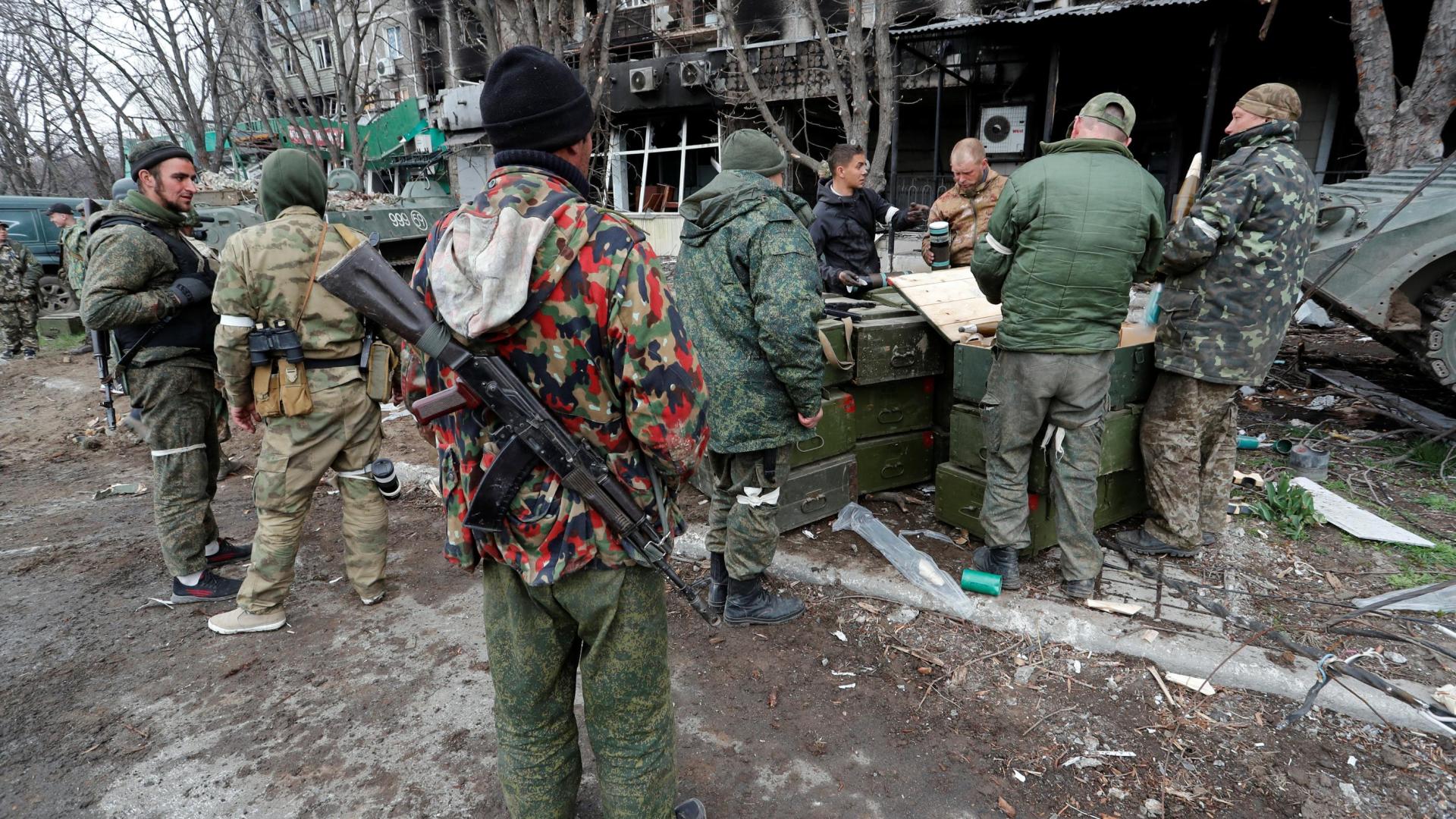 Miembros de las milicias prorusas en Mariupol