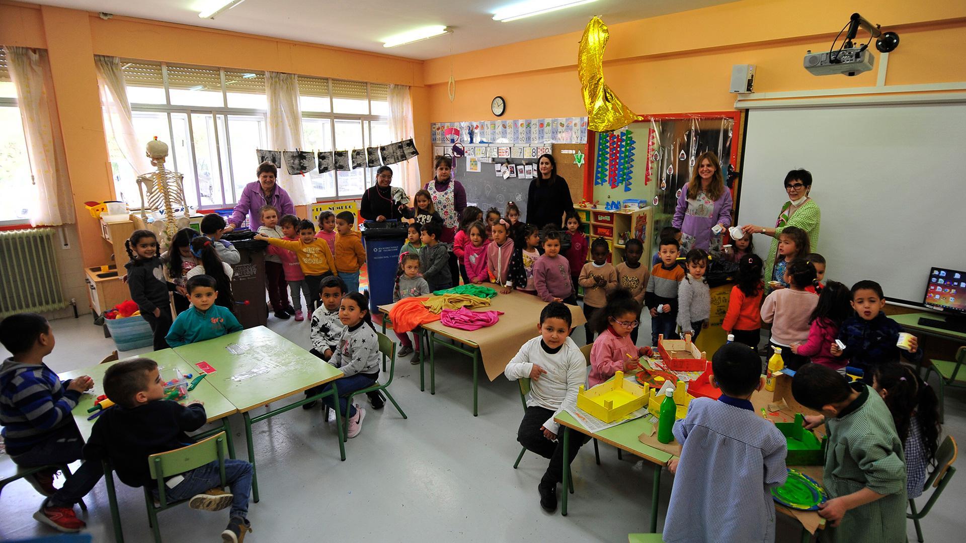 Alumnado y profesorado del colegio de Larraga, que se quitaron la mascarilla solamente para la fotografía, en una de las actividades
