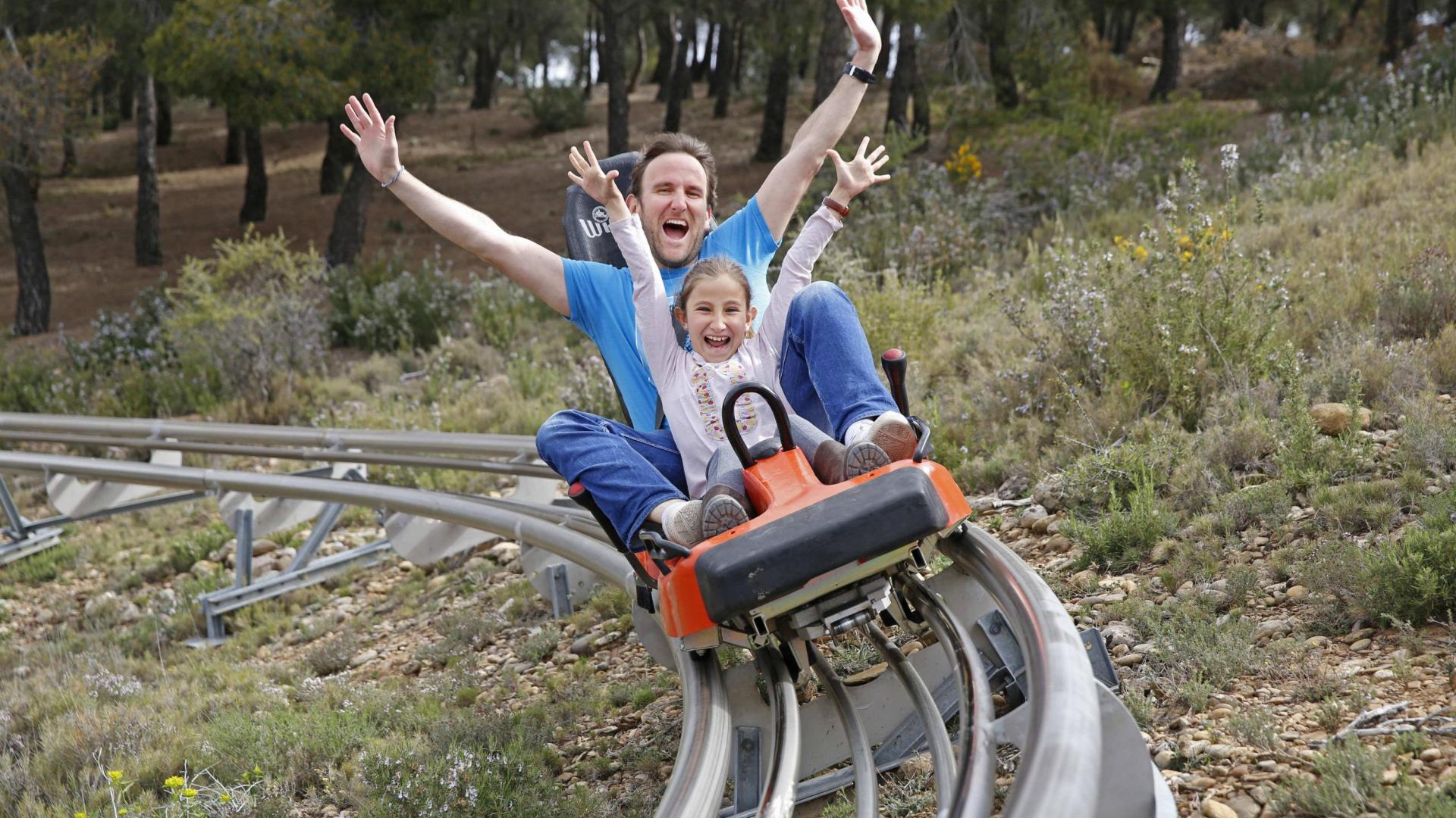 Un padre disfruta junto a su hijo de Senda Viva. Esta semana se inaugura la nueva temporada