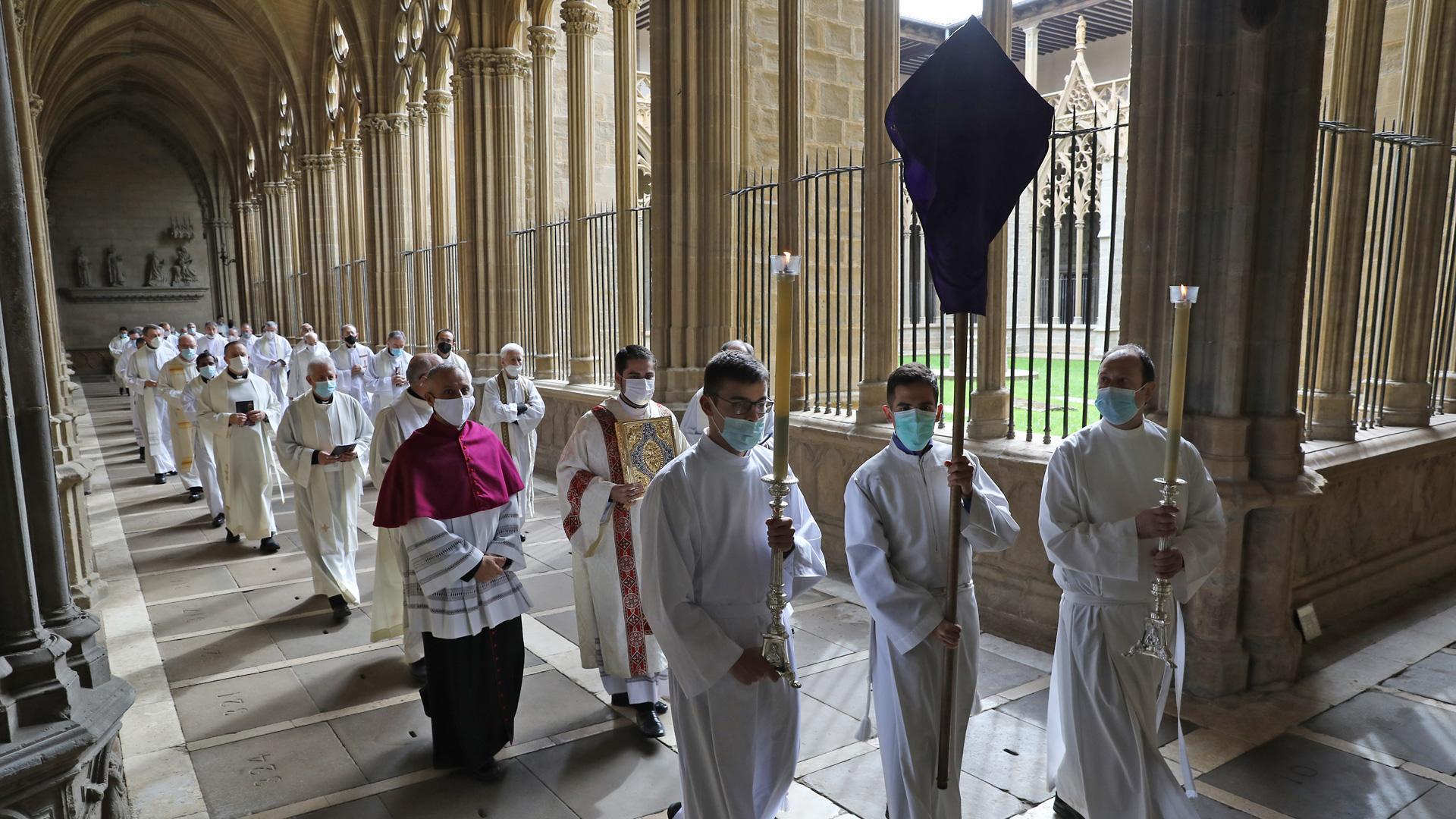 Comitiva de sacerdotes en el claustro de la Catedral de Pamplona rumbo a la Misa Crismal de ayer