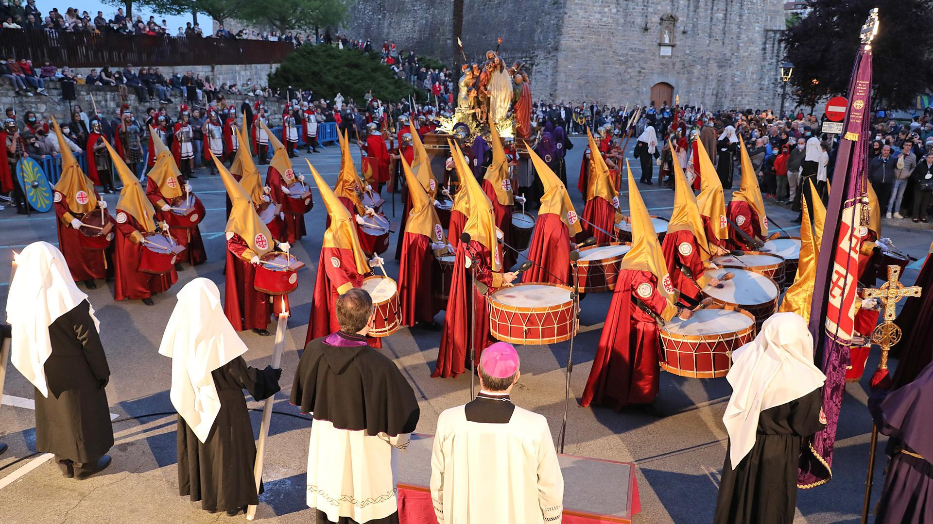 La banda de la Cofradía de la Flagelación de Logroño, junto al paso del Prendimiento