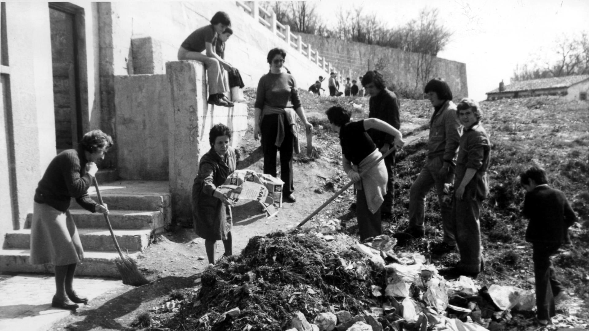 Voluntarios, en el auzolan del sábado de Semana Santa, hace 46 años.
