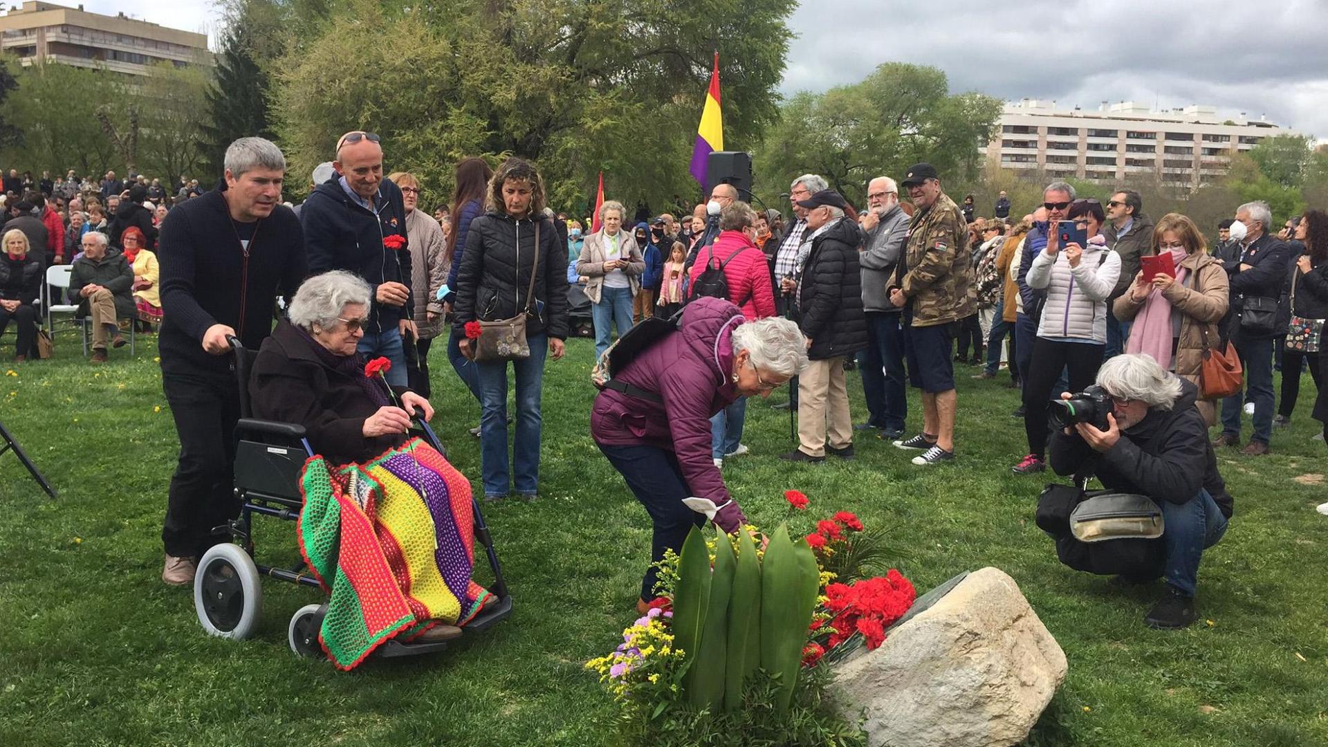 El homenaje ha tenido lugar al mediodía en la Vuelta del Castillo de Pamplona donde se han congregado cientos de personas, algunas de ellas portando banderas republicanas