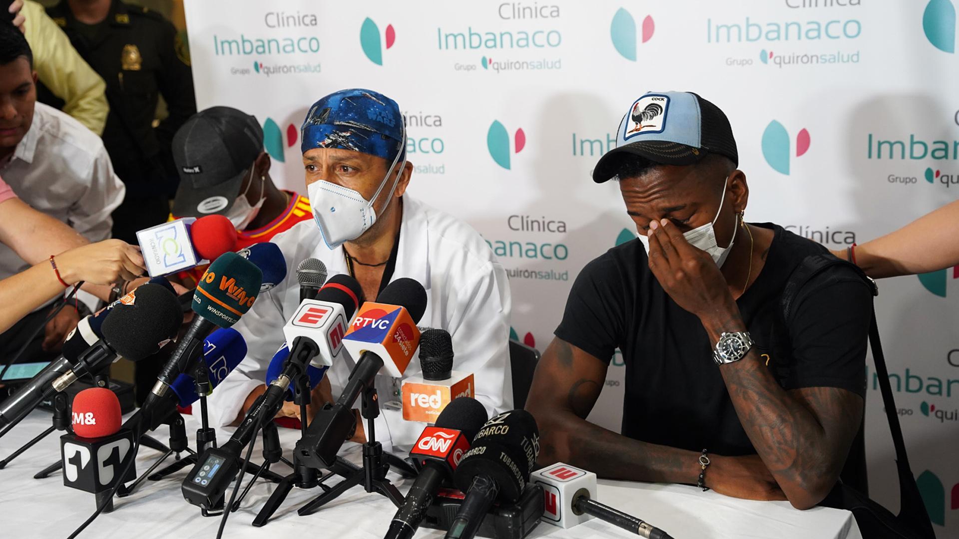 El médico Laureano Quintero (centro) comunica a los medios el fallecimiento de Freddy Rincón