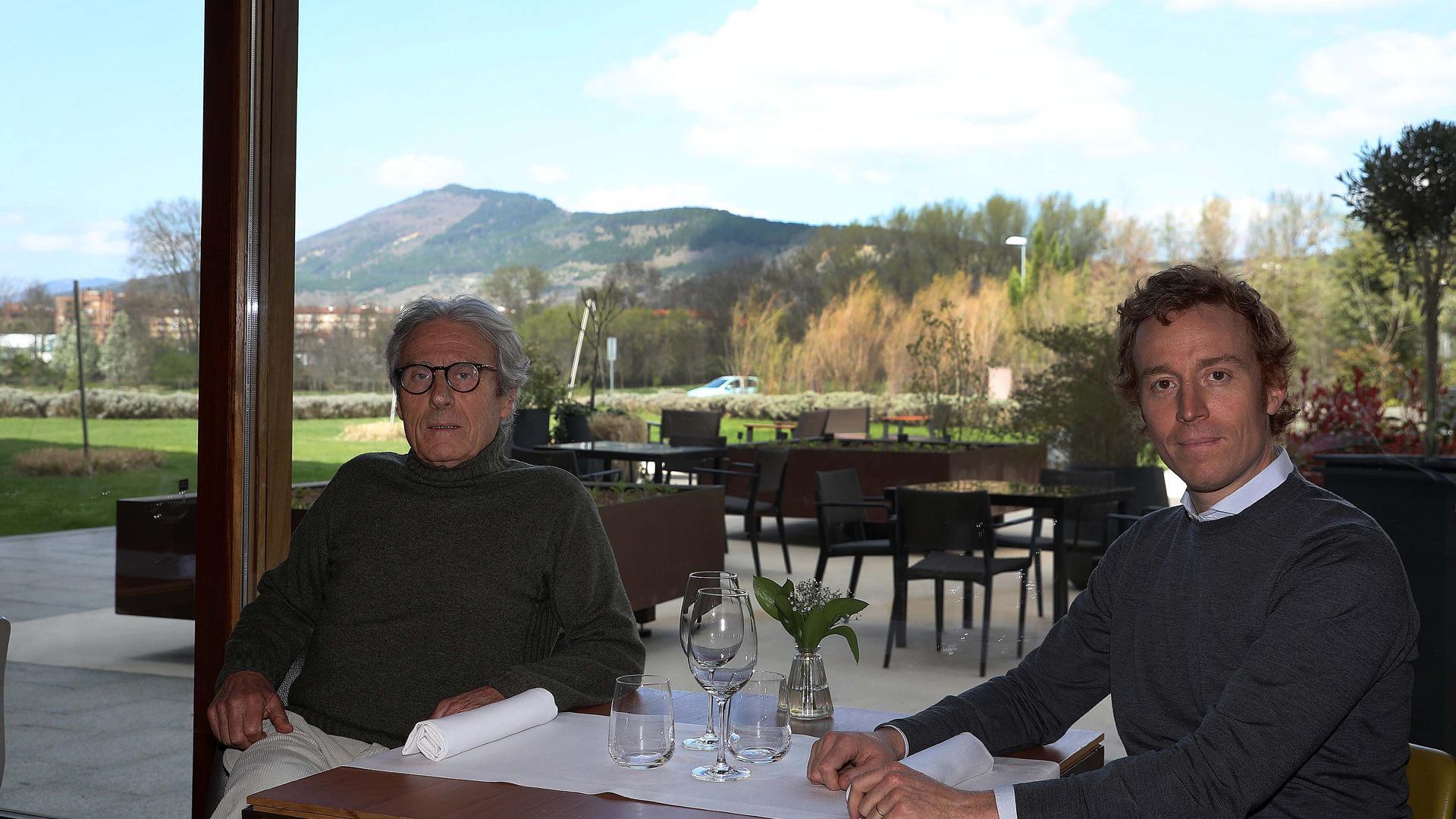 Joaquín Ausejo Segura (izda) y su hijo, Joaquín Ausejo Asiáin, en el hotel Alma de Pamplona, momentos antes de la entrevista