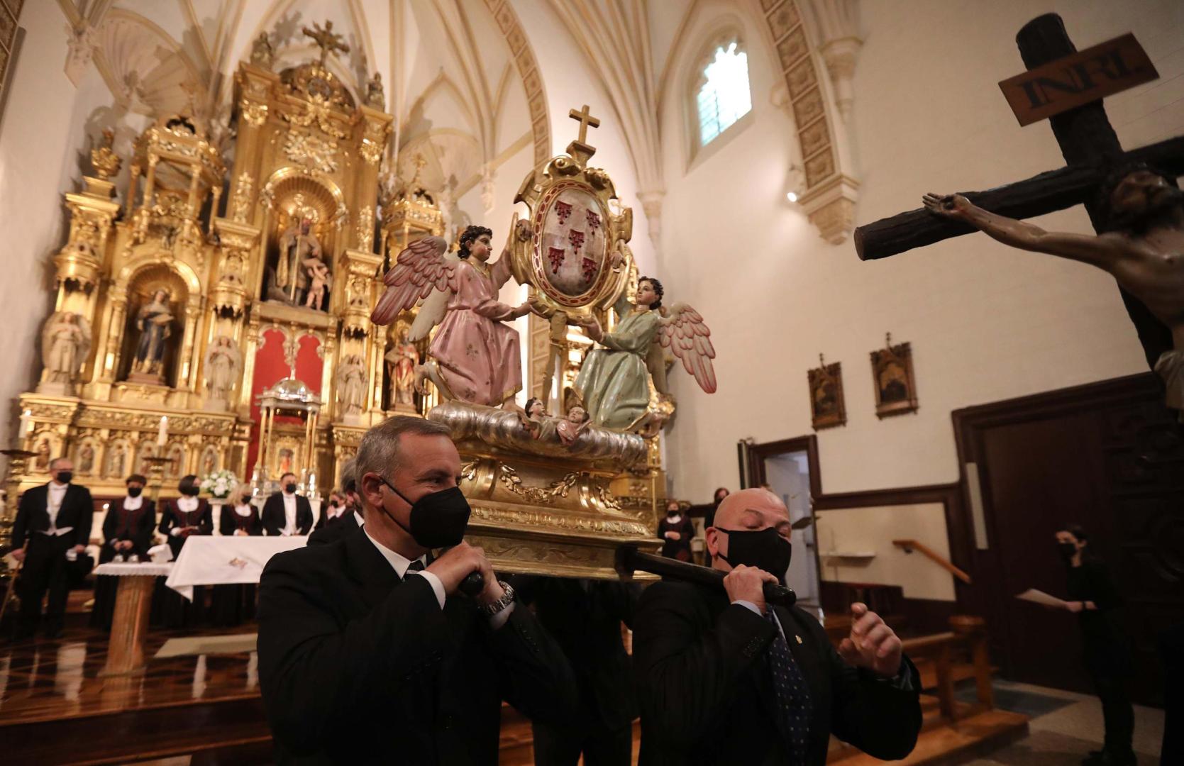 Un momento de la procesión con el paso de las Cinco Llagas, en la iglesia de San Agustín.