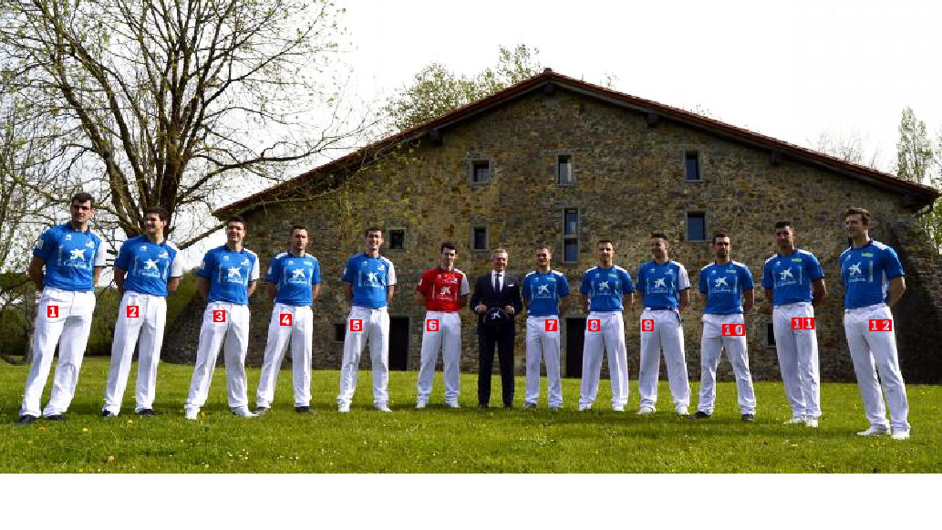 Los 12 pelotaris que a partir de hoy se juegan la txapela del Manomanista, cuya final se disputará el 29 de mayo en el Navarra Arena