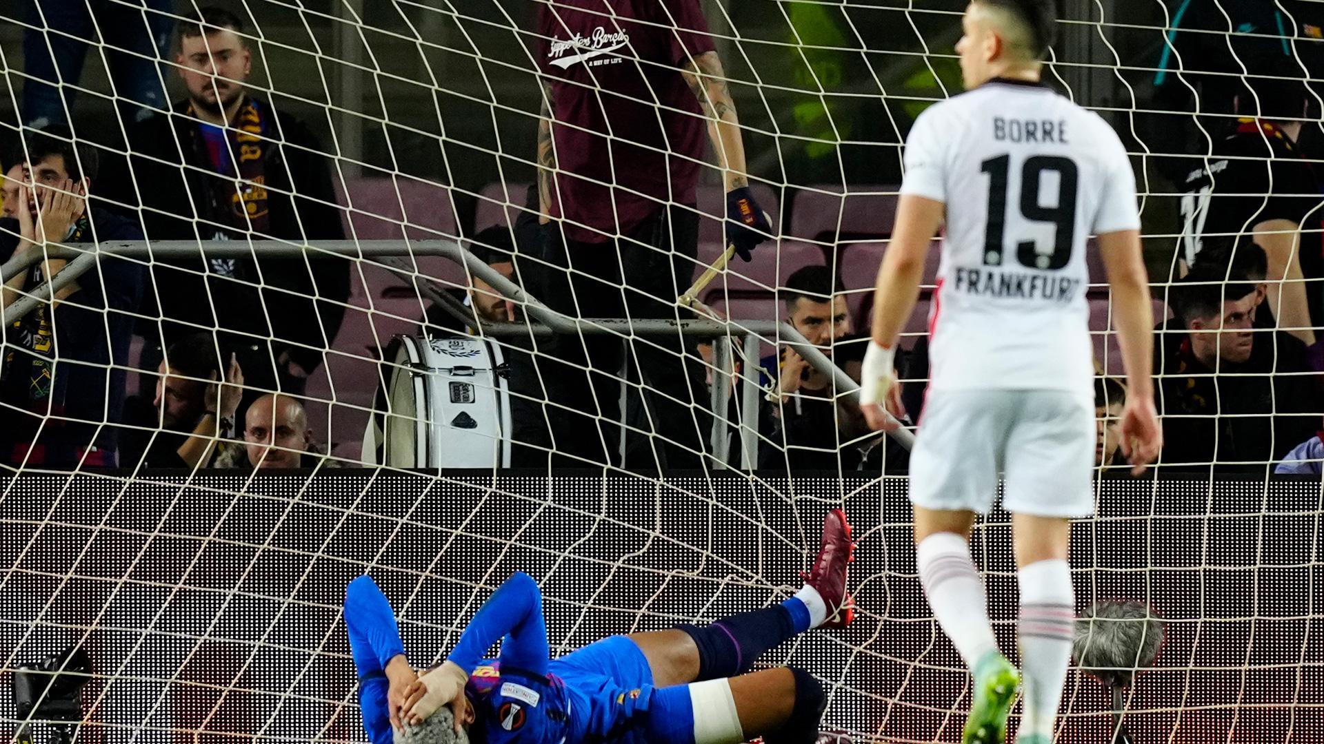 Araujo desesperado en una de las acciones del partido