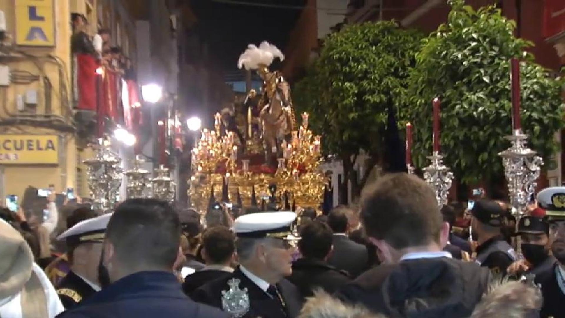 Sevilla ha vivido una de sus ‘madrugá’ más especiales. Después de dos años sin celebrarse por el coronavirus, las calles volvieron a llenarse de ciudadanos, turistas y miles de nazarenos acompañaron en silencio, durante más de 12 horas, a las dos Esperanzas y a seis hermandades más. Un silencio sólo roto por gritos y cantos de saeta desde los balcones. Más de 7000 efectivos velaron por la seguridad de la noche más larga y emocionante de la Semana Santa sevillana.